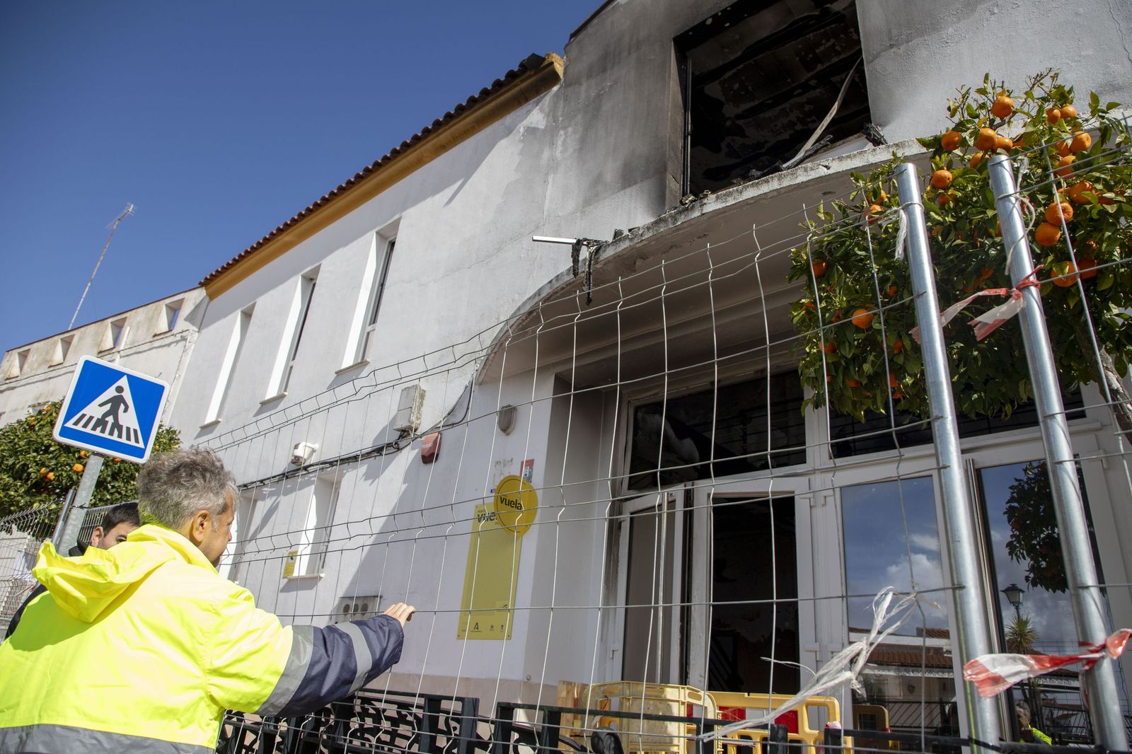 Centro de usos múltiples de Villaharta, dañado por el fuego.