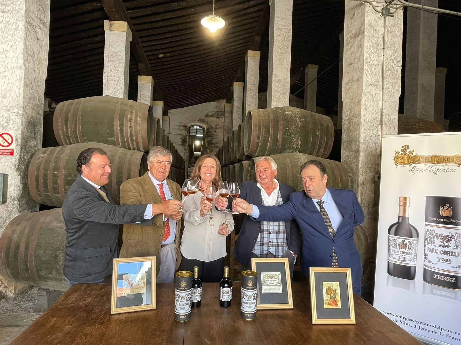 De izqda. a dcha., Santiago, Gerardo y Teresa del Pino, José Enrique Otte del Pino y Enrique del Pino, bridan durante la presentación del Palo Cortado VORS.