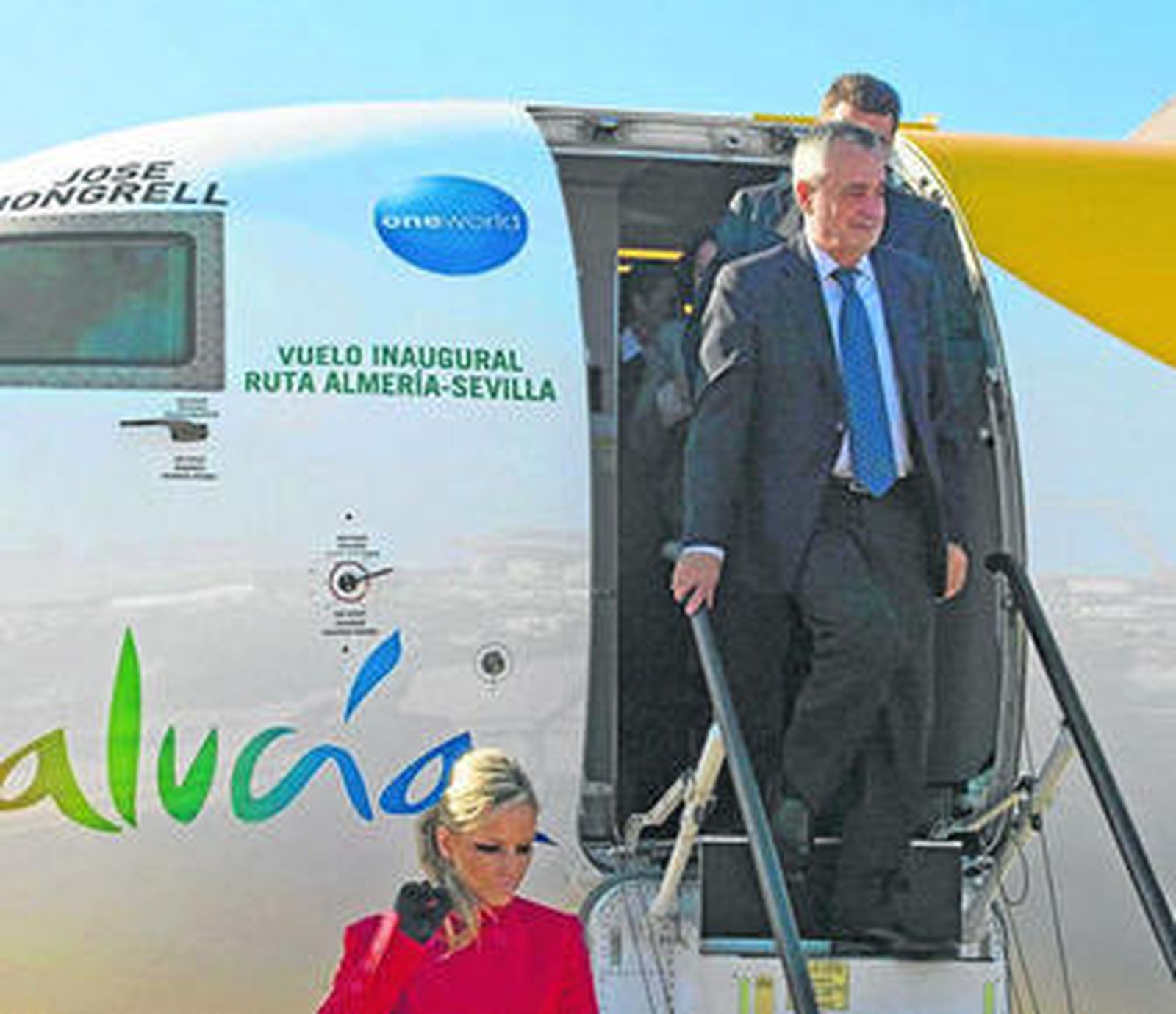 El entonces presidente de la Junta, José Antonio Griñán, en el aterrizaje del primer viaje entre Sevilla y Almería.