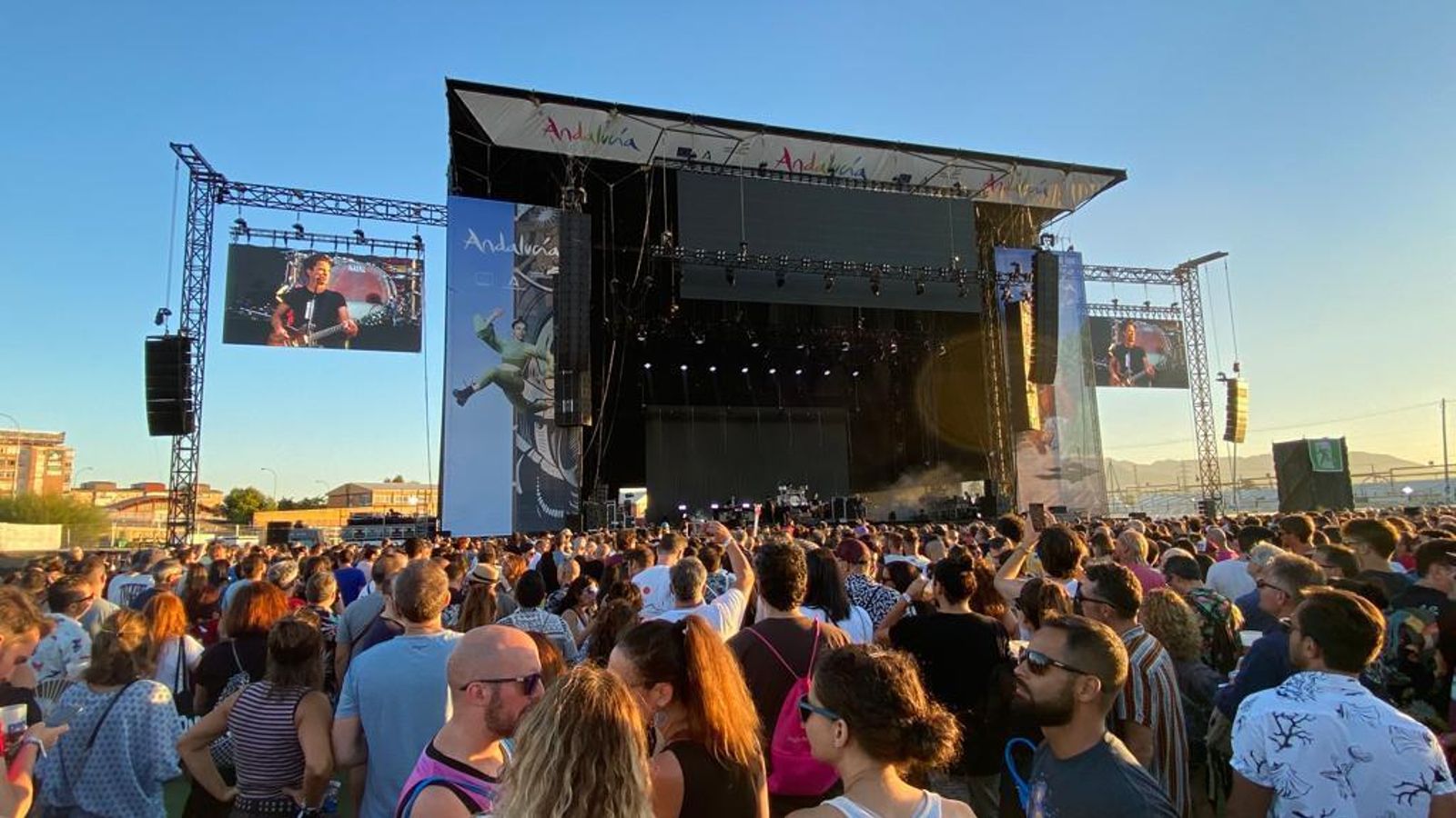 Stereophonics actuaron antes de caer la tarde.