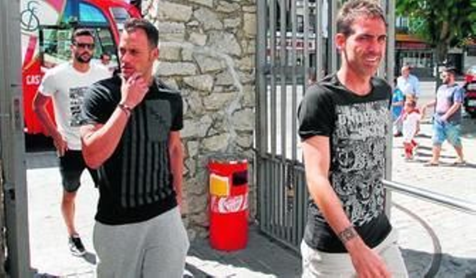 Beto, durante la visita del equipo a la Fundación Cruzcampo junto a Fernando Navarro e Iborra.