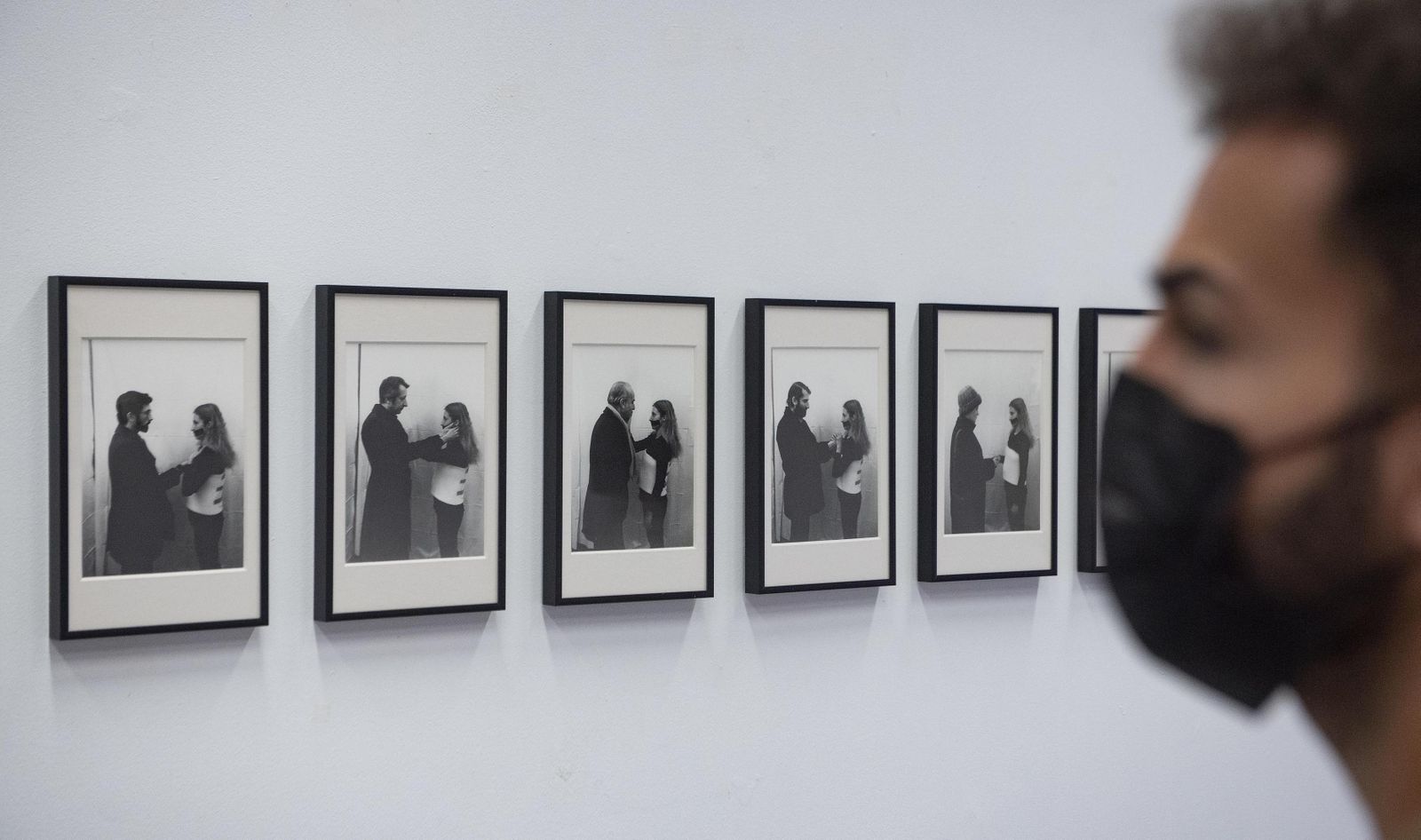 Fotografías que documentan la acción desarrollada por la artista en 1977 en Trieste.