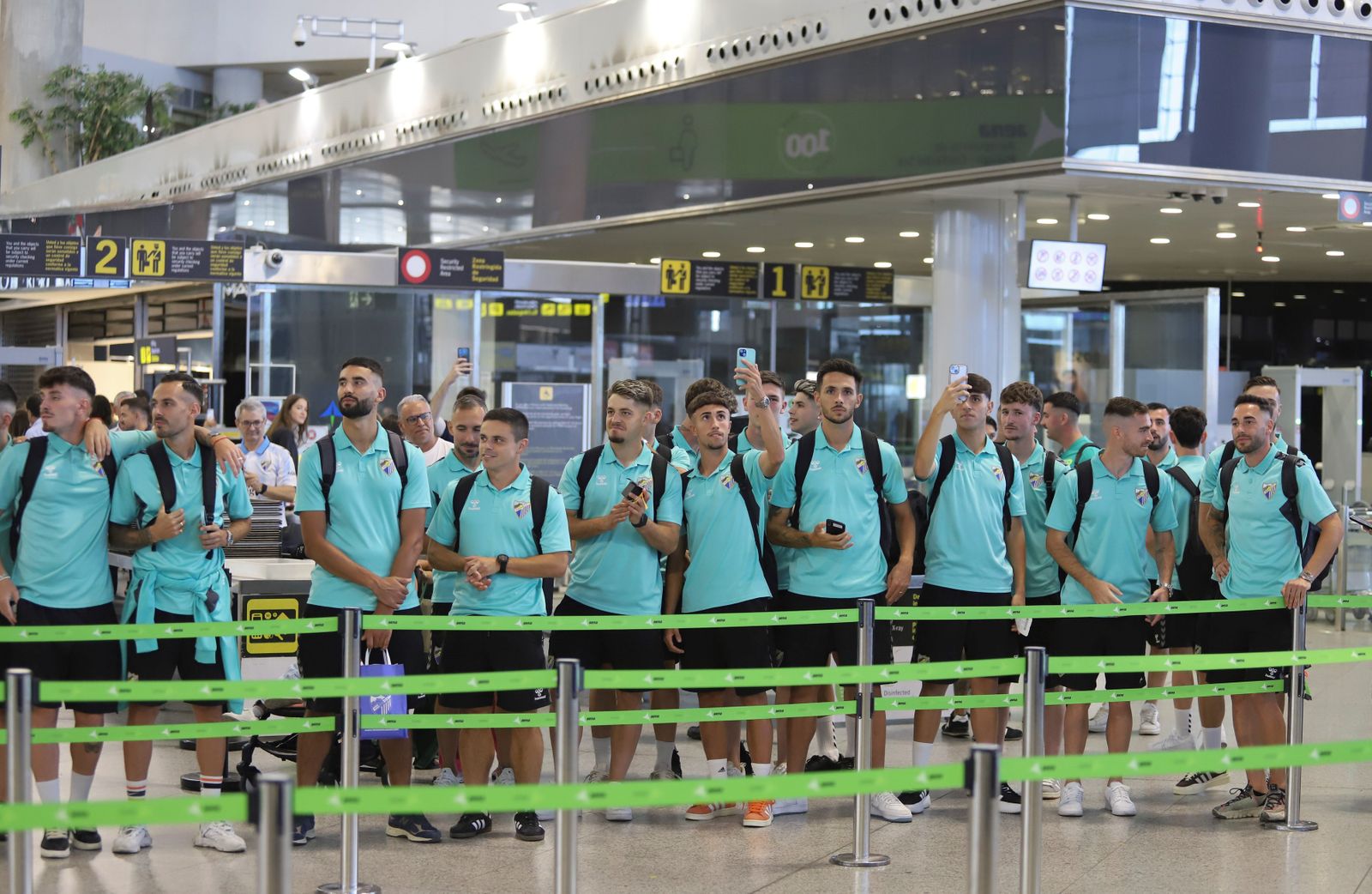 El espectacular preámbulo en el aeropuerto con la afición