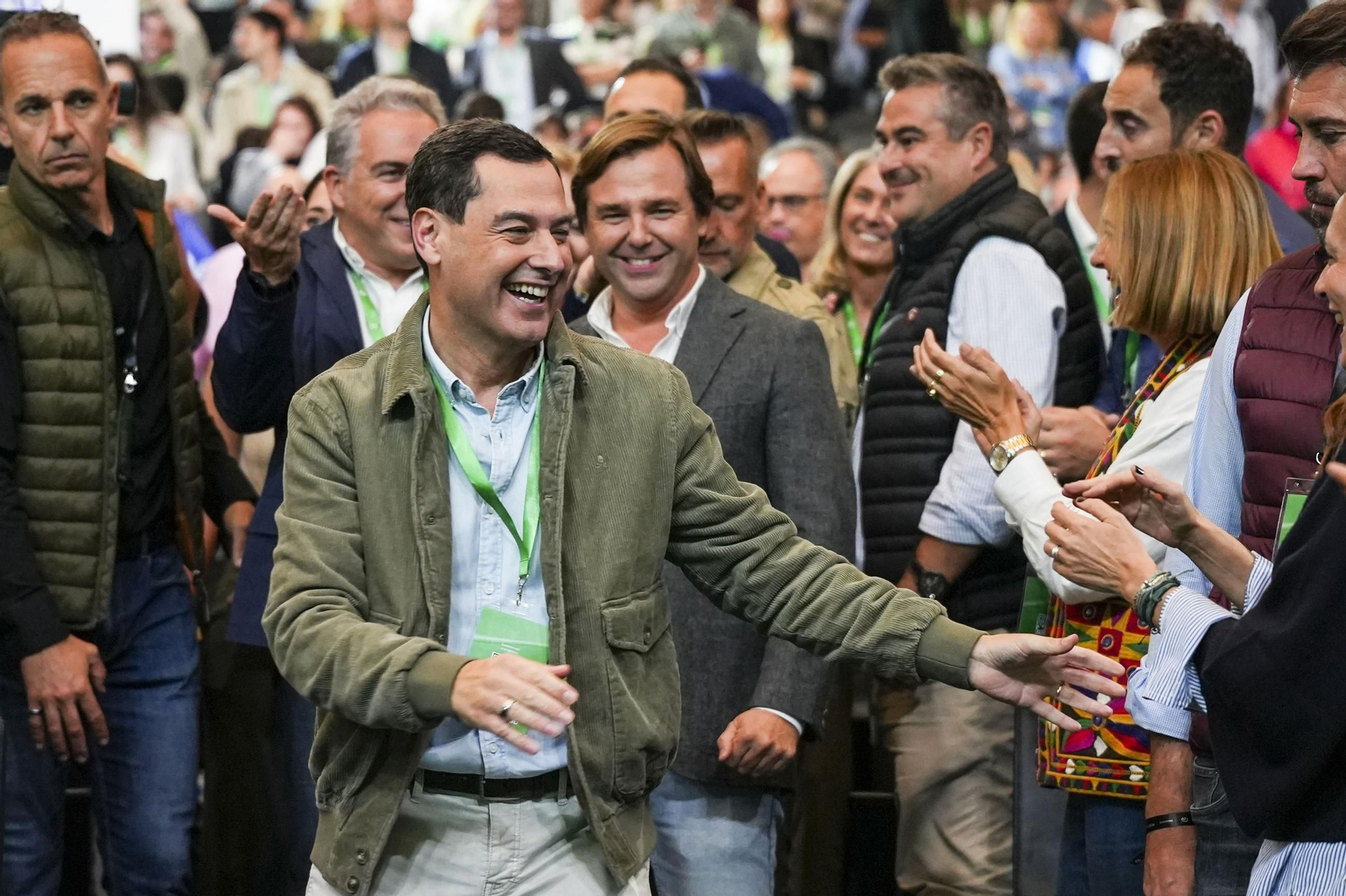 Juanma Moreno saluda a los compromisarios y asistentes al Congreso Regional.