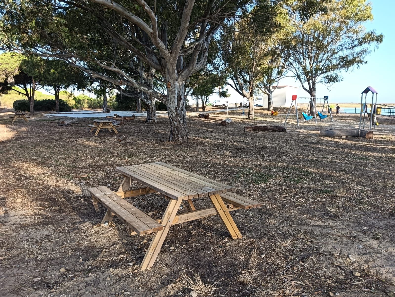 Nuevo mobiliario del parque Batalla del trocadero en el Río San Pedro