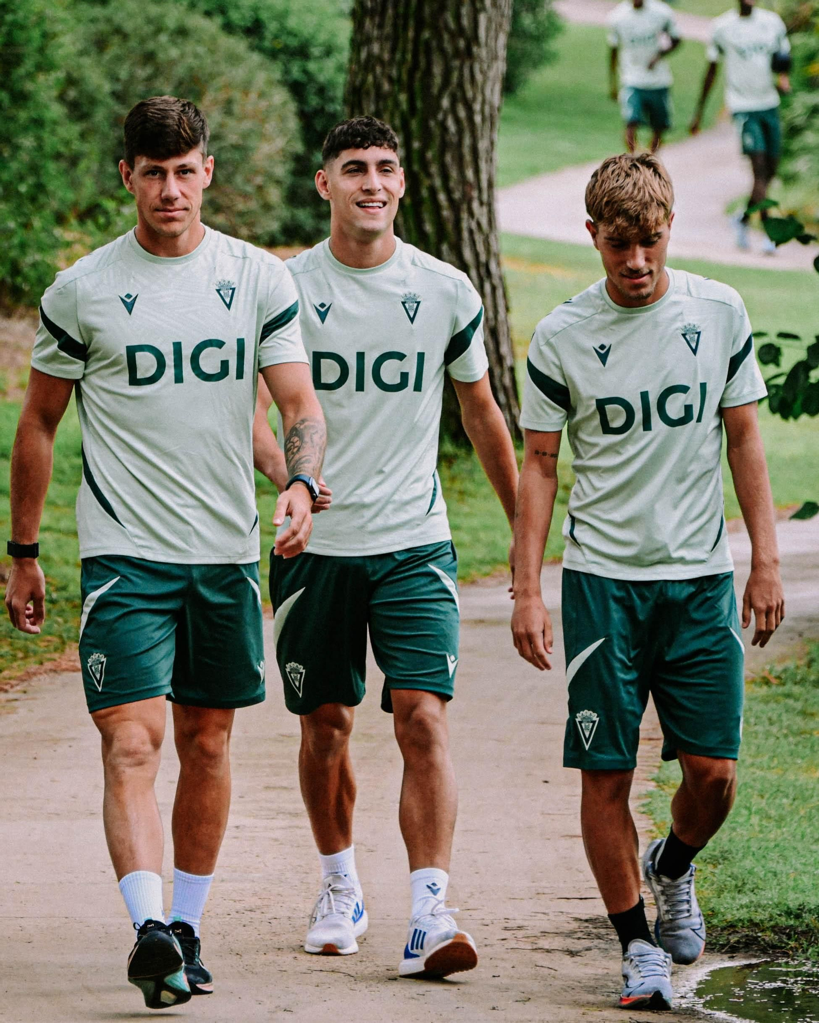 Un grupo de jugadores se dirige al campo de fútbol del complejo hotelero.