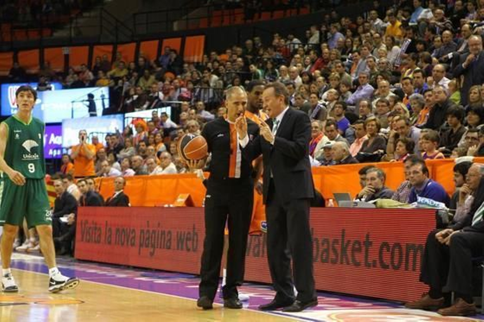 El Unicaja cae ante el Valencia lastrado por una mala primera parte. / LOF