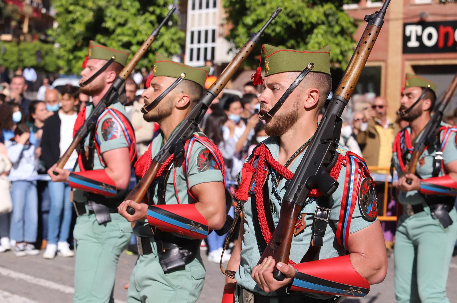 La Legión acompaña al Cristo de la Vera+Cruz en su procesión por Huelva, en imágenes