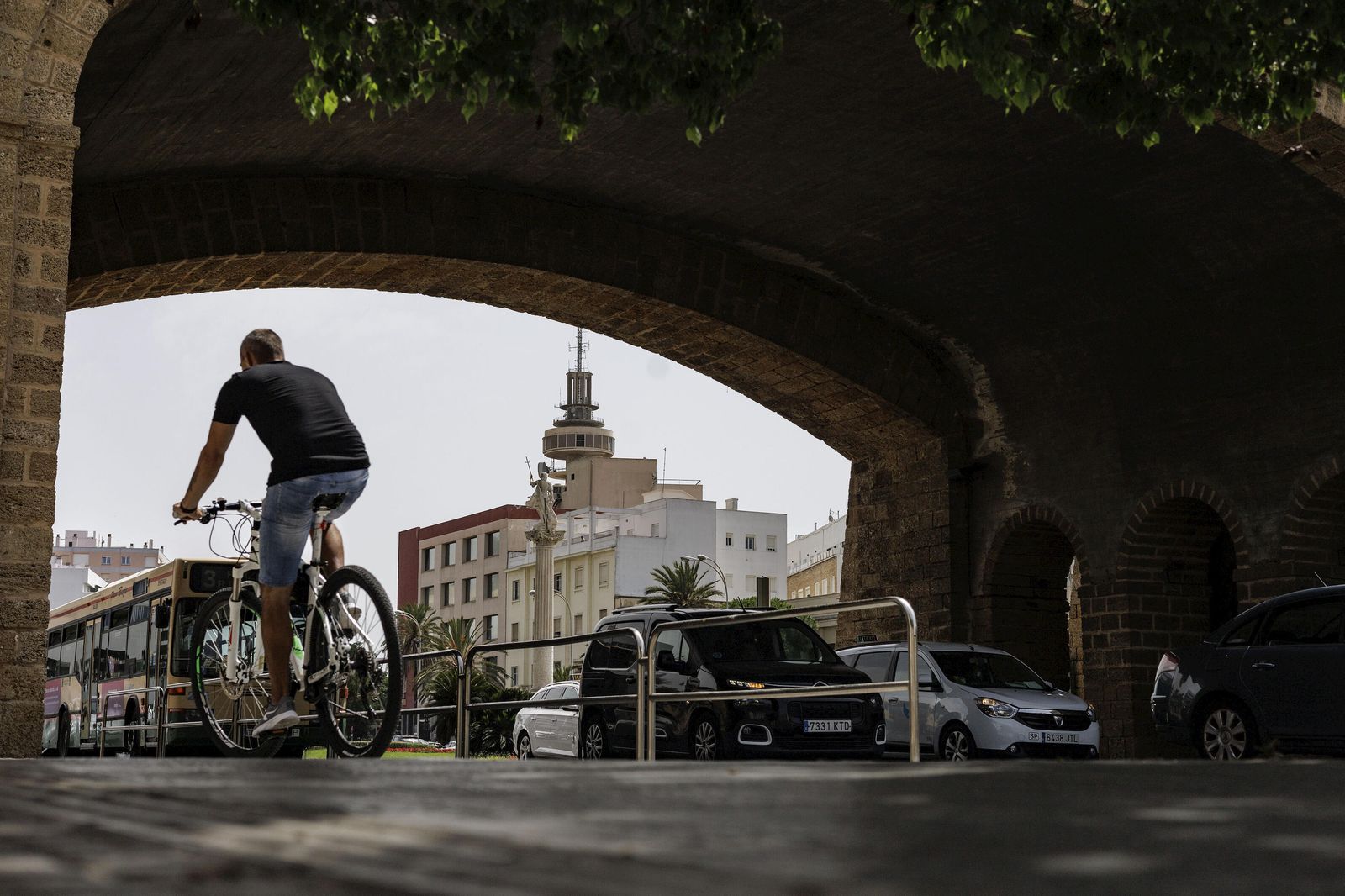 Un usuario del carril bici atravesando las Puertas de Tierra.