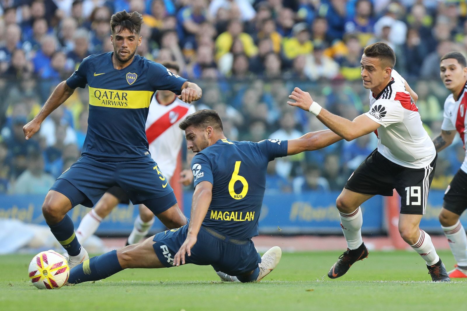 Jugadores de Boca y River disputan un balón durante el superclásico argentino