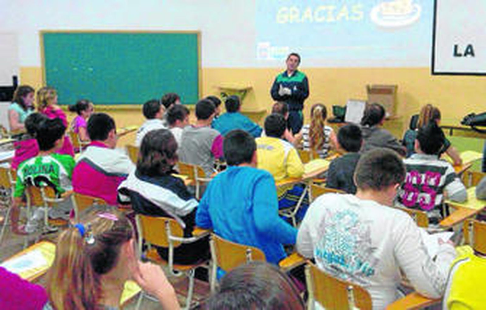 Un profesional explica a los estudiantes los distintos tratamientos contra las plagas.