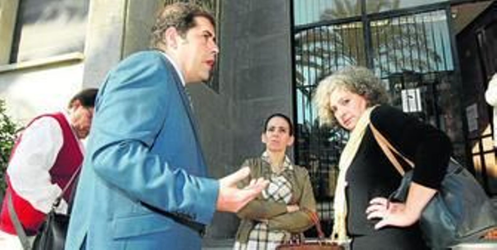 El abogado Julián Cazorla, junto a Gema María Cuerda y Concha Rodríguez, madre y abuela de la bebé Miriam.