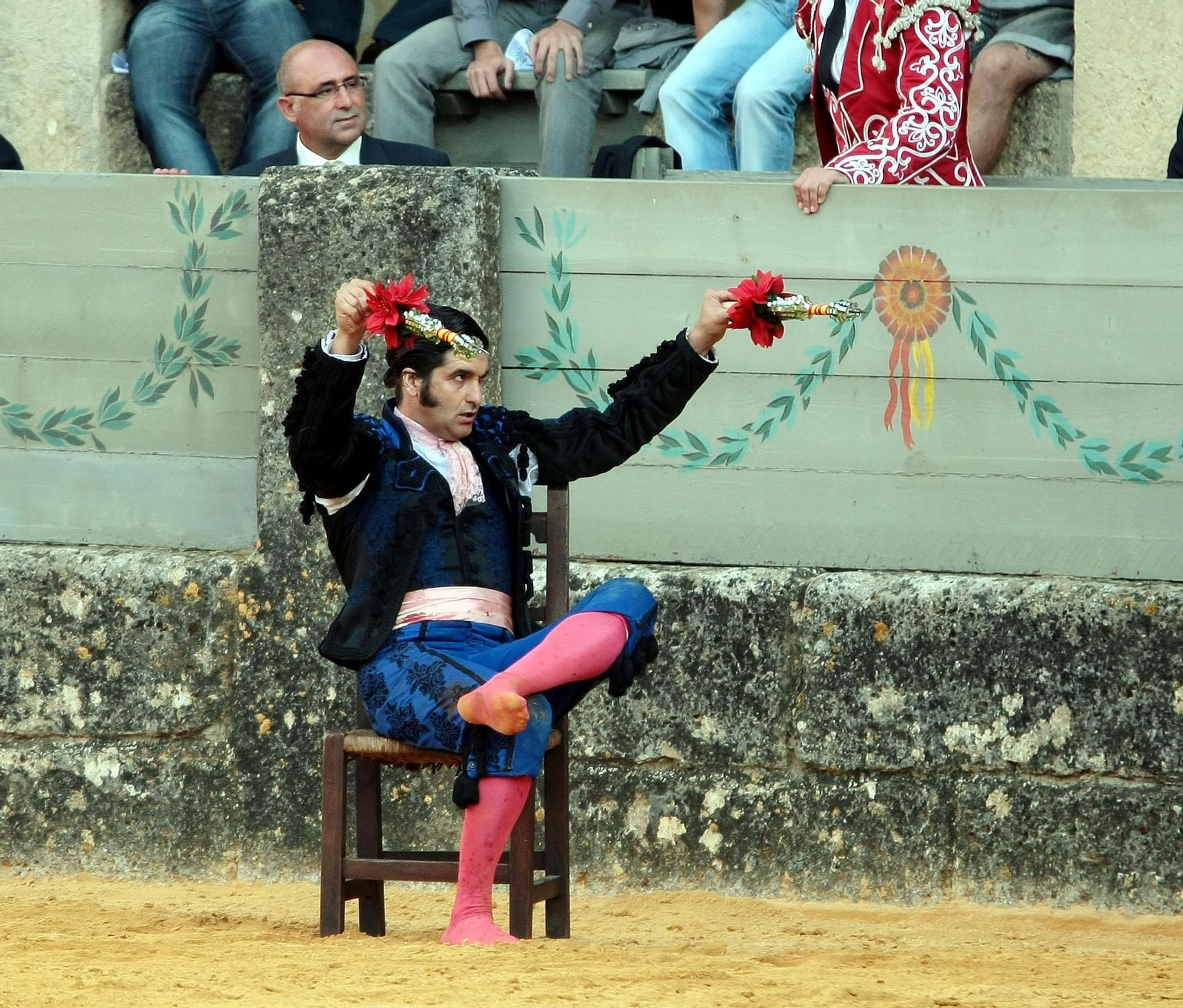 Morante, banderilleando sentado en una silla en su encerrona goyesca de 2013.