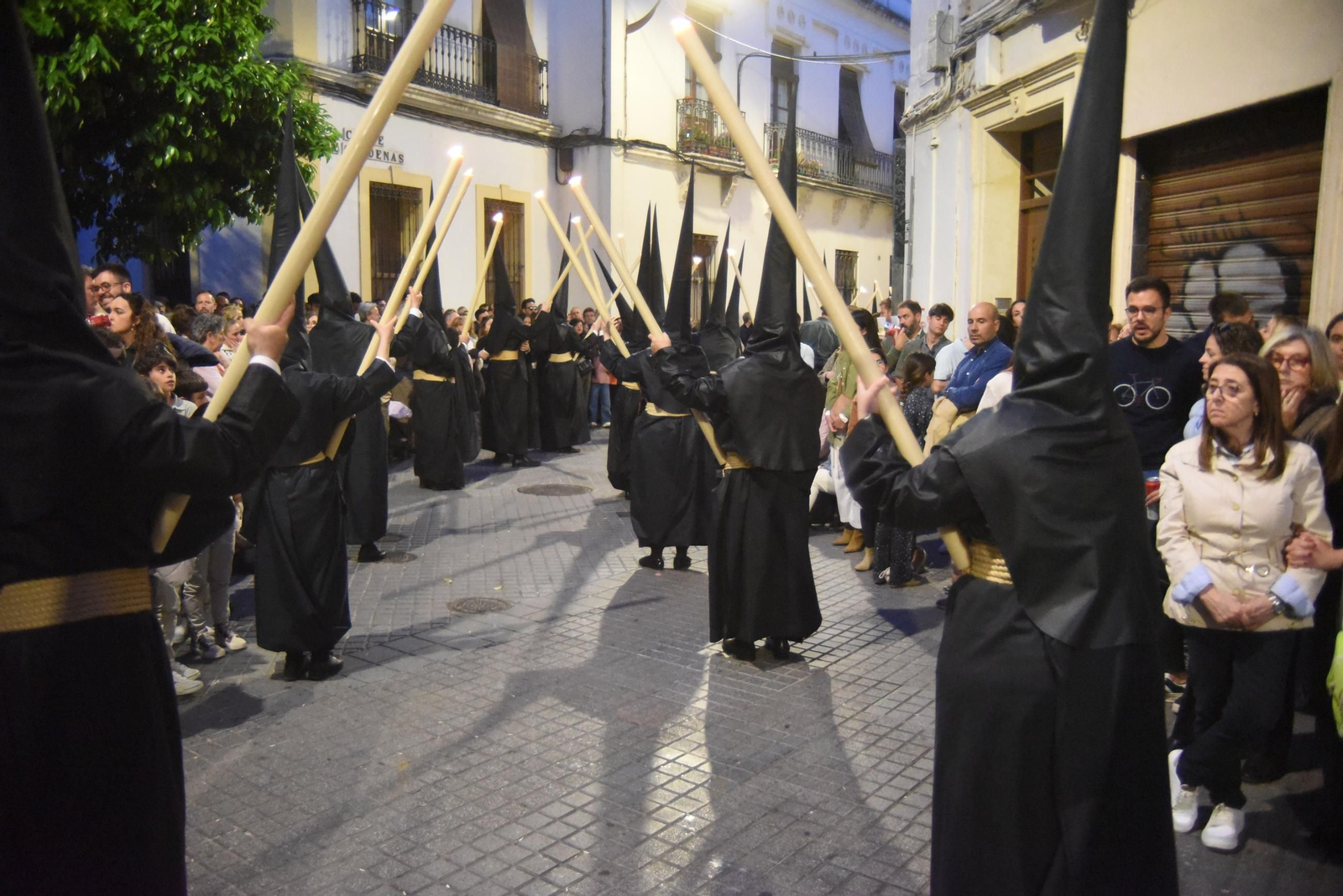 La procesión del Santo Sepulcro en este Viernes Santo de Córdoba, en imágenes