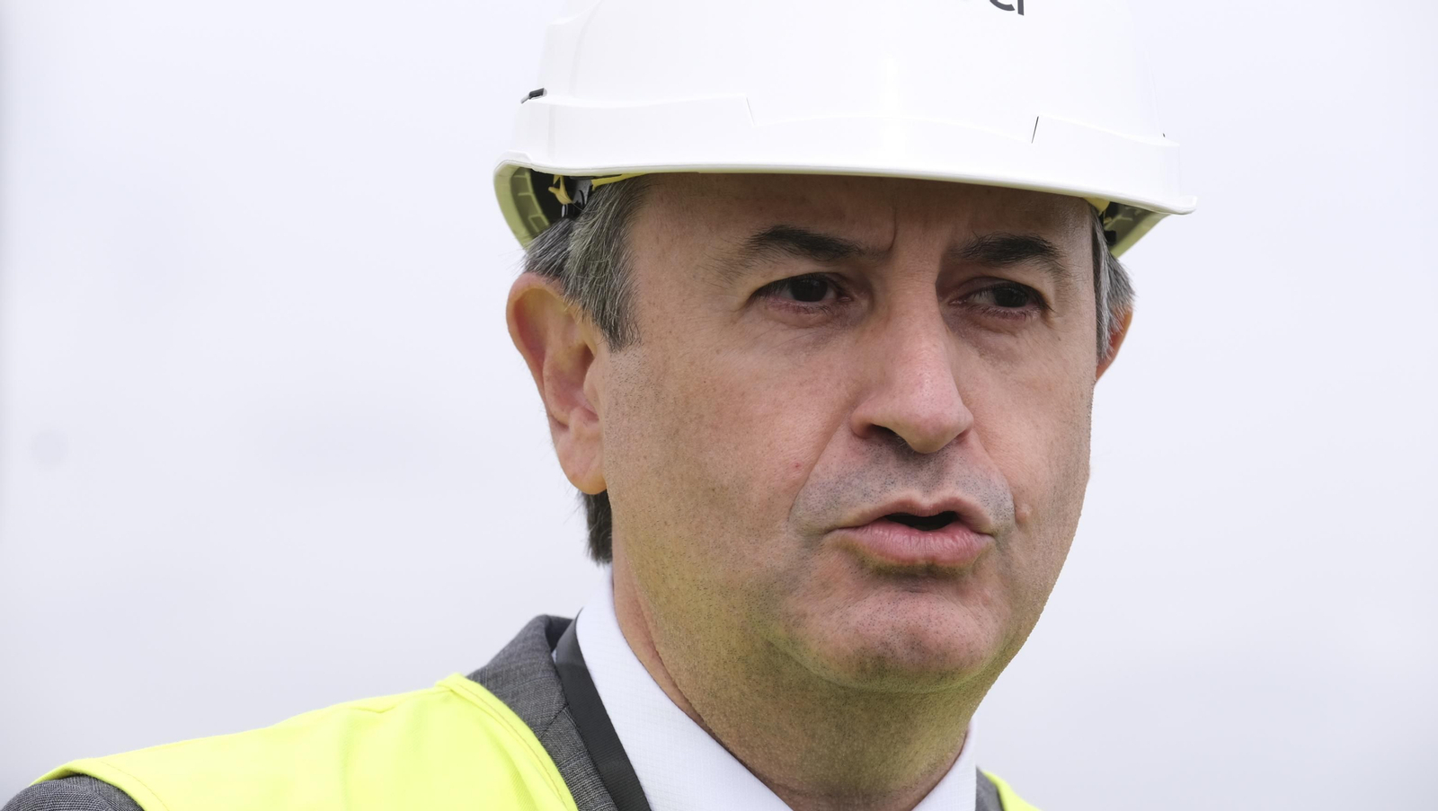 El derribo de la Torre Litoral de Endesa en Carboneras, en imágenes