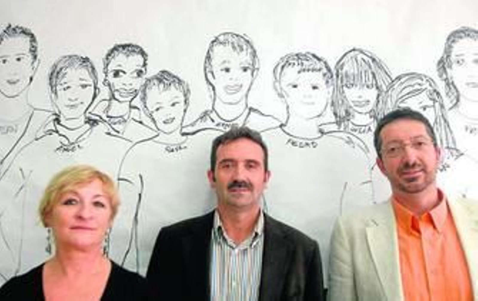 María Jesús Cortizo, Manuel Román y Manolo Porcel posan ante uno de los trabajos de plástica de los alumnos del IES Fray Luis de Granada.