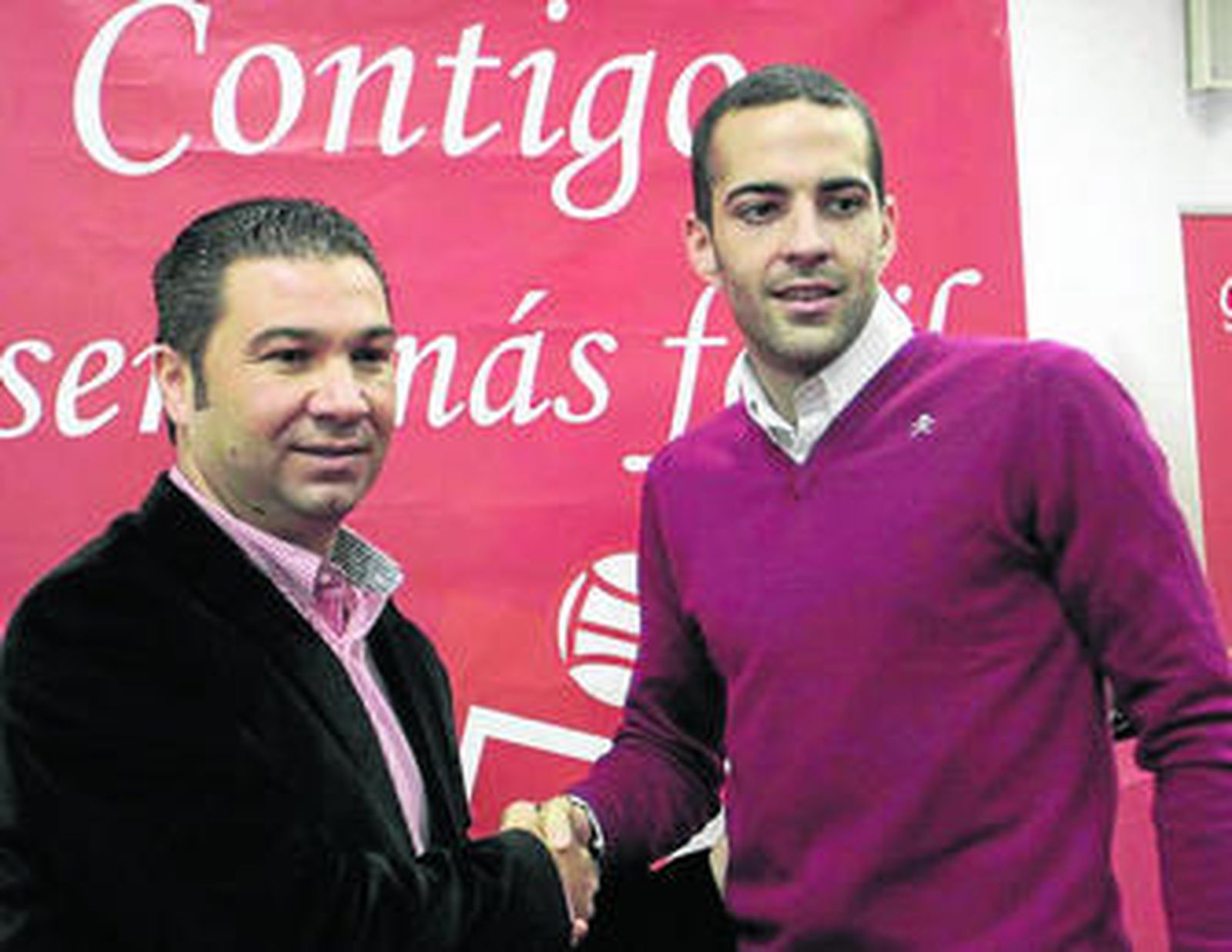 Borja se saluda con Juan Carlos Cordero el día de su presentación.