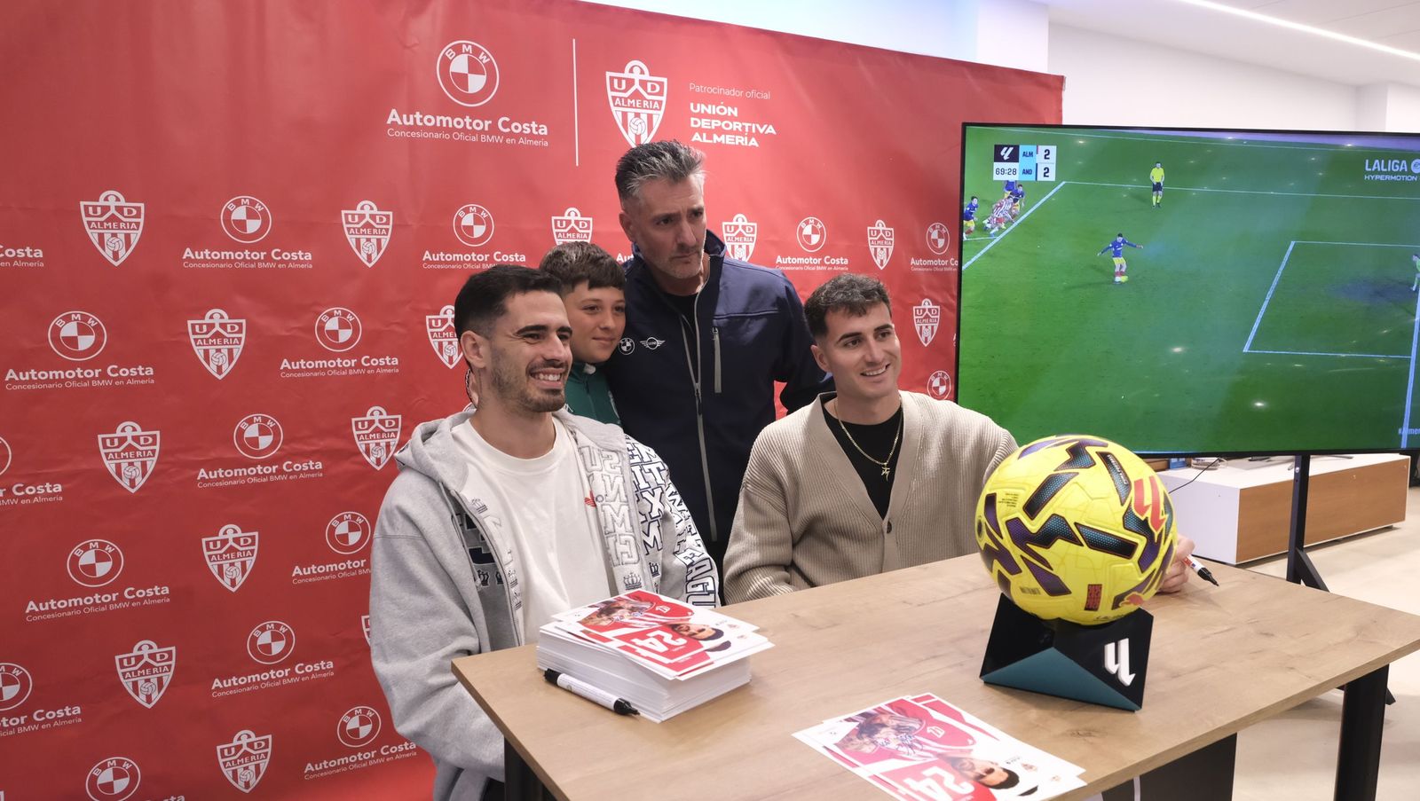 Jon Mocillo y Miguel de la Fuente firman autógrafos en Automotor Costa BMW