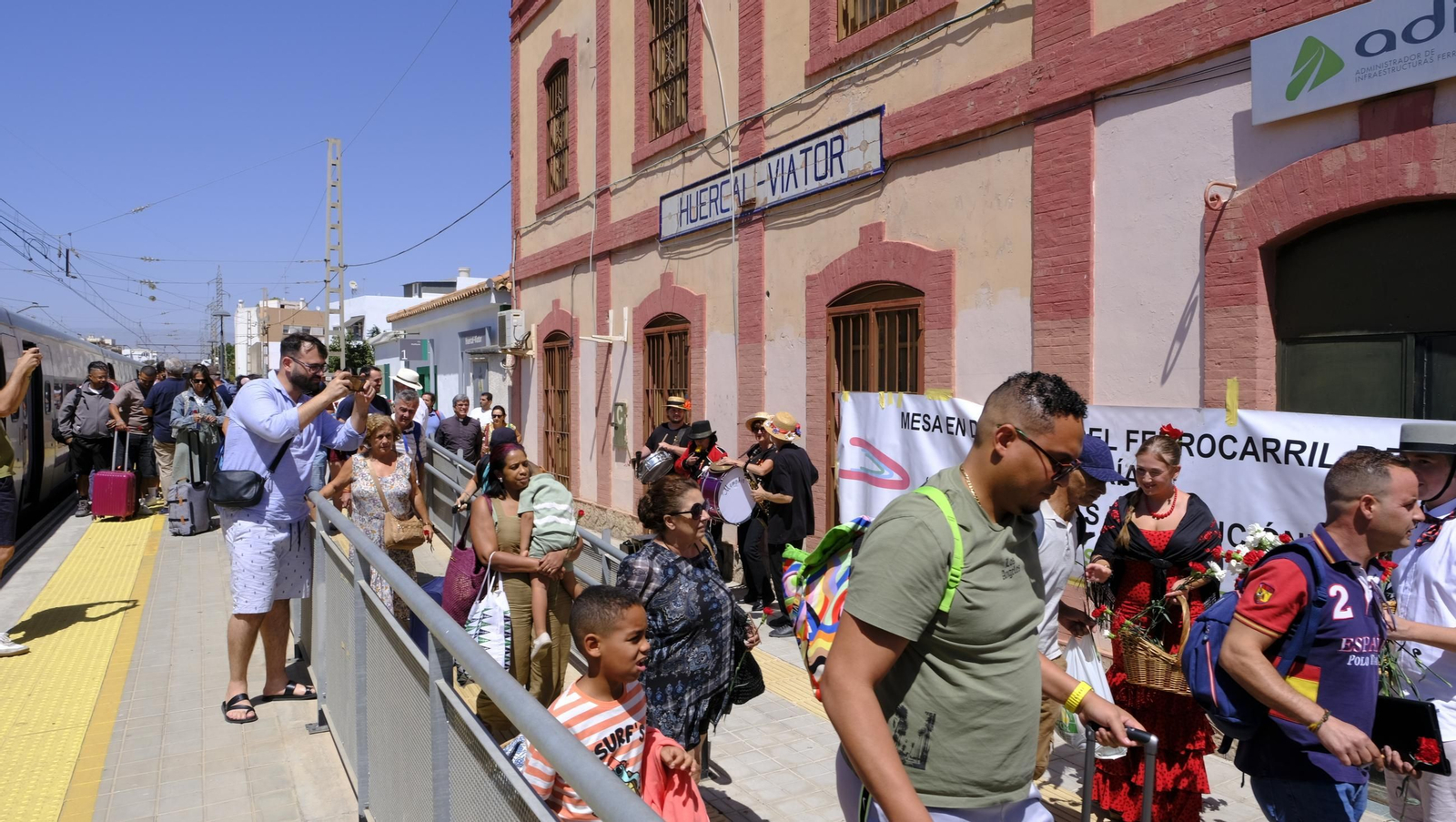 Claveles en defensa del tren en la provincia de Almería, en imágenes