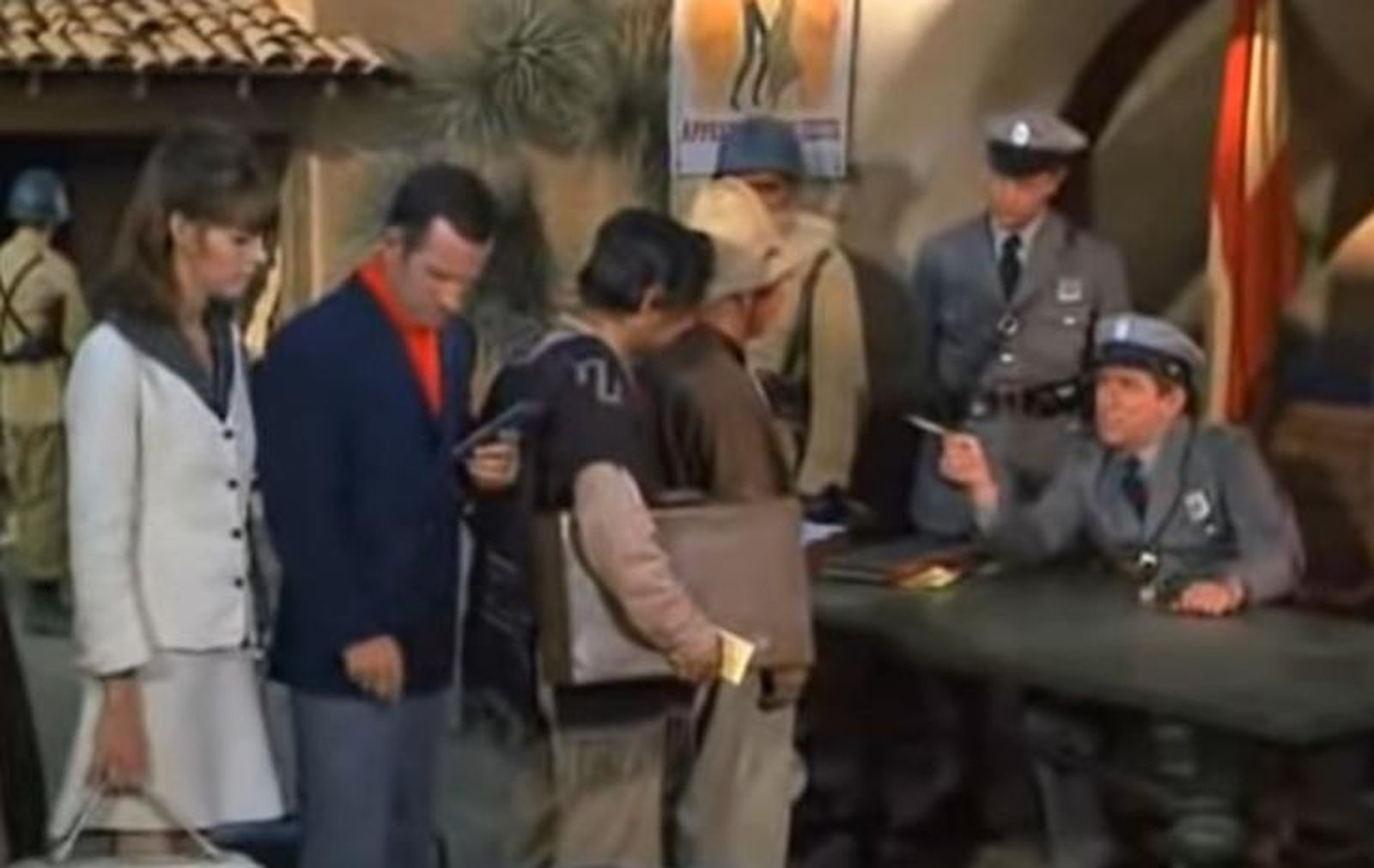 La aduana de San Saludos, con la bandera española detrás