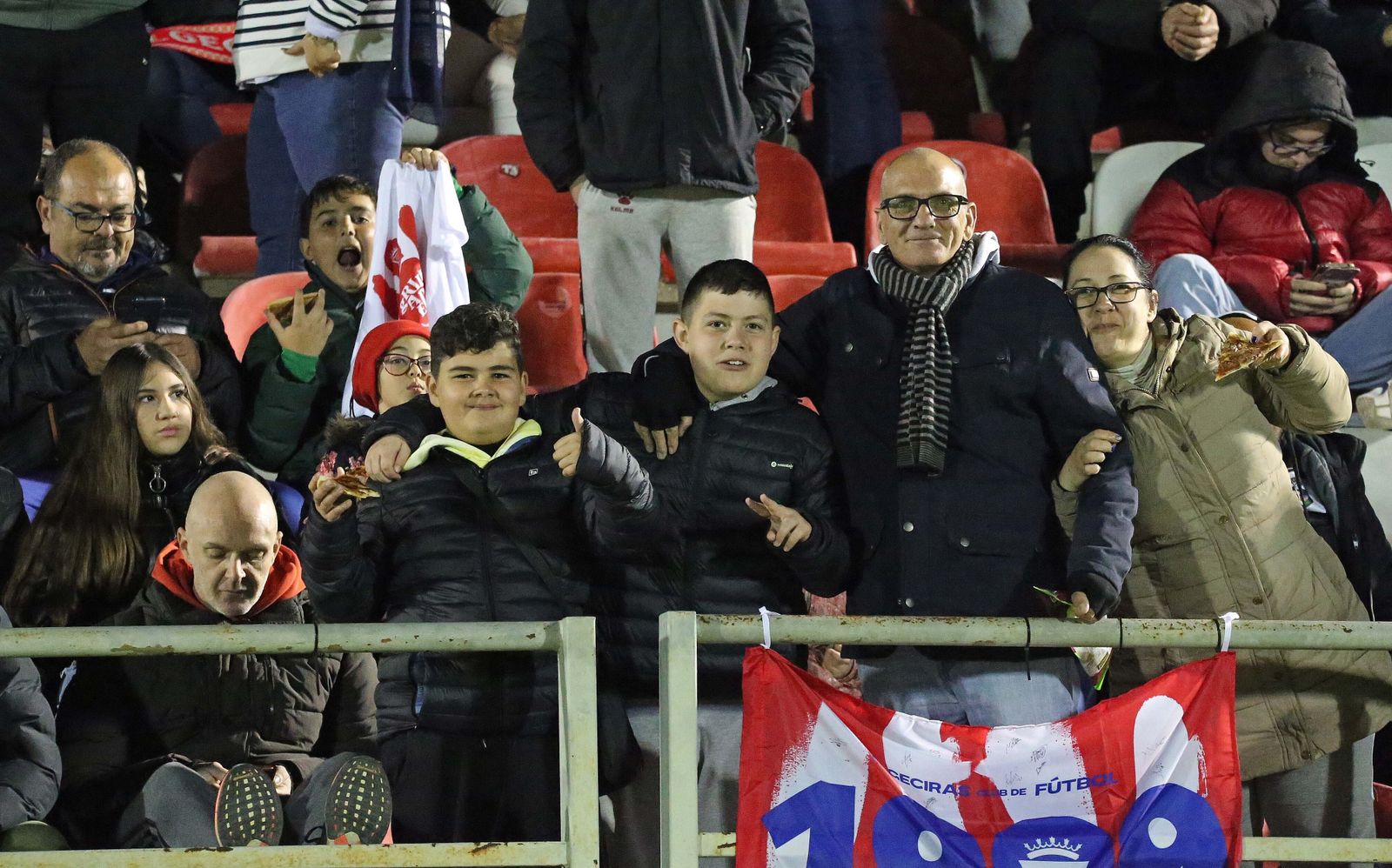 Fotos de la afición en el Nuevo Mirador