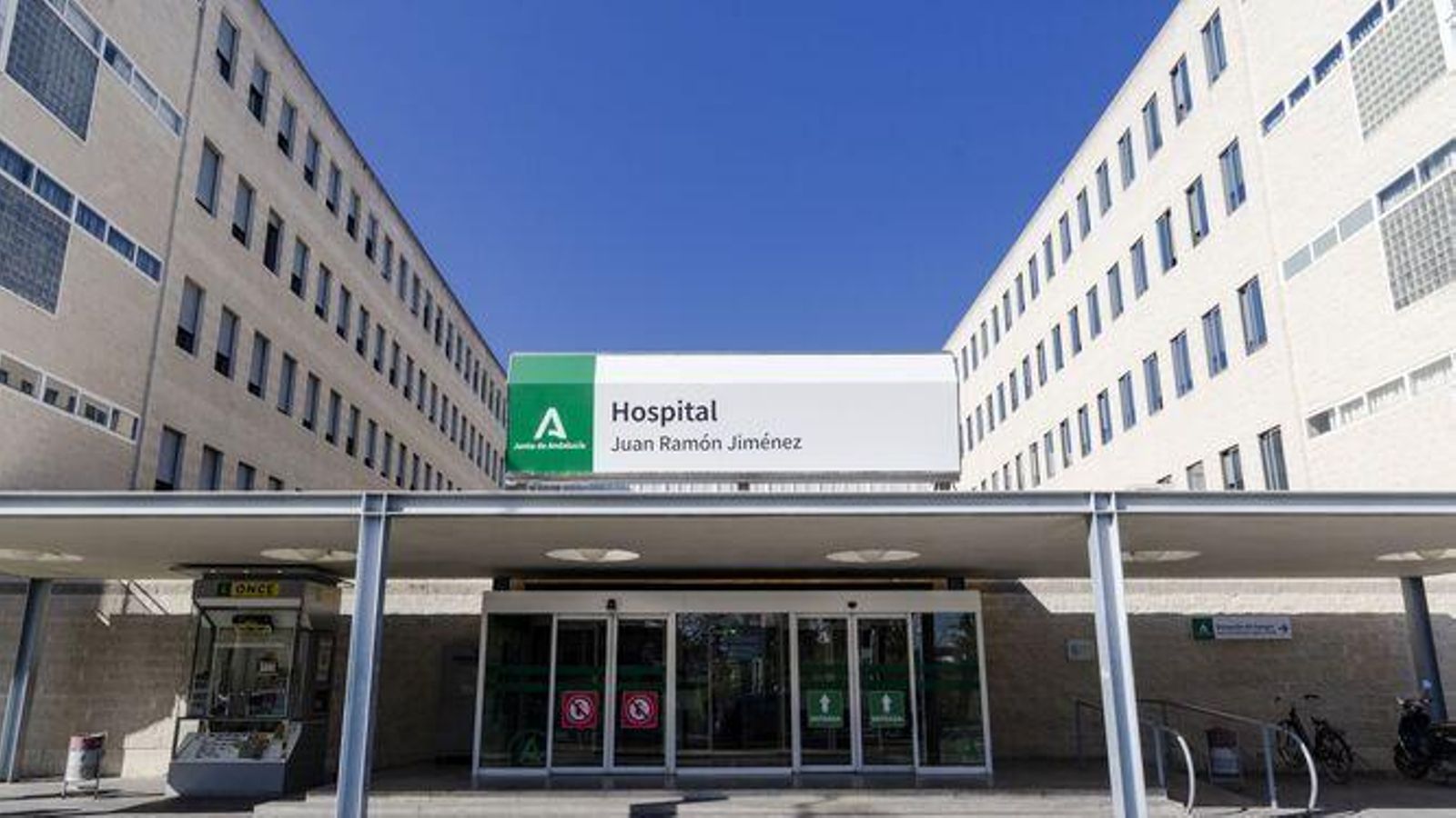 Fachada del hospital Juan Ramón Jiménez.