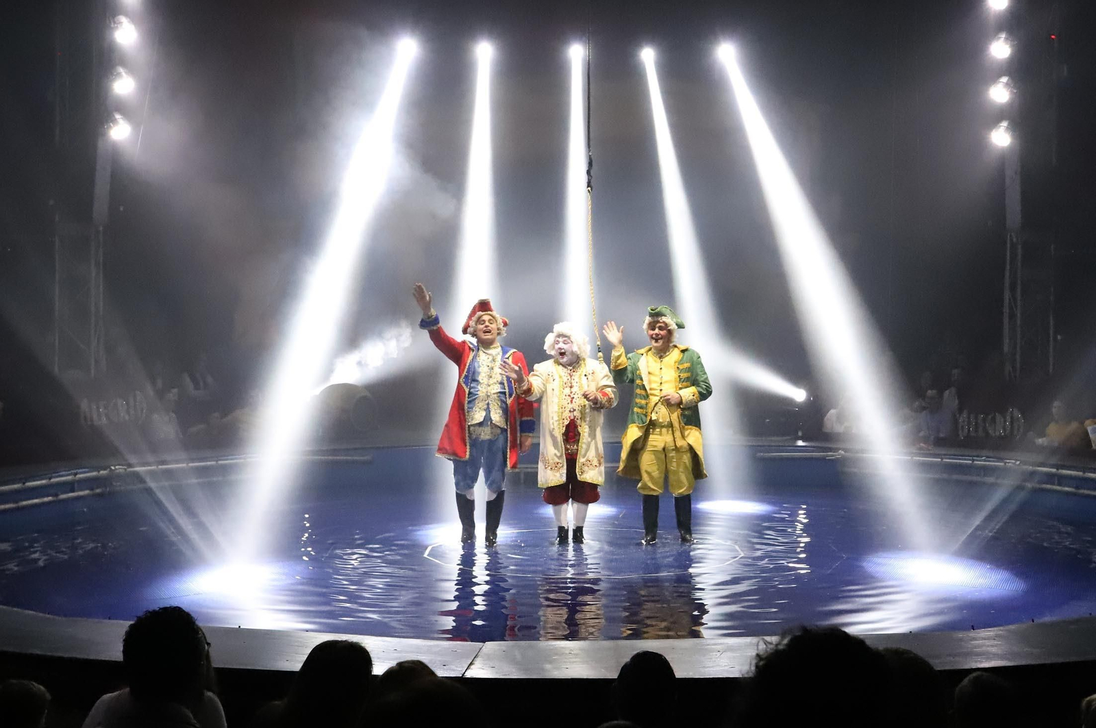 El Circo Alegría muestra su espectáculo sobre el agua, en imágenes