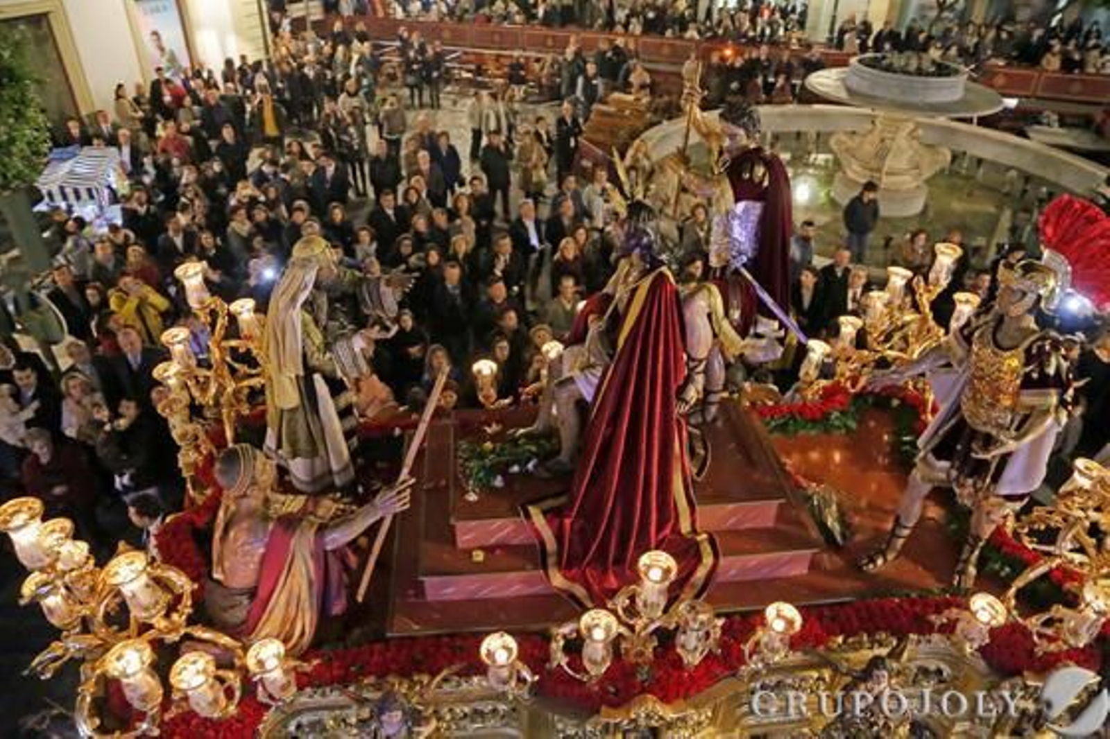 El paso de misterio de La Coronación emprende anoche el regreso a su templo por la calle Honda tras salirse de la Carrera Oficial.

Foto: Manuel Aranda