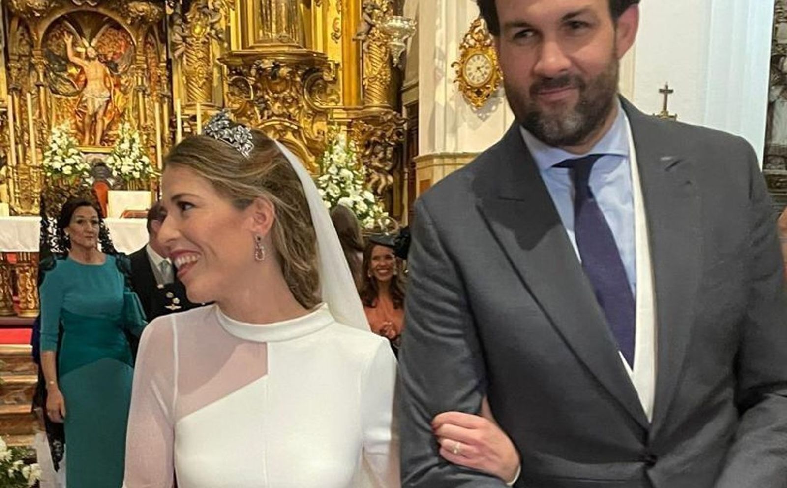Carmen Súnico Zarauza y Guillermo Molina Mackinlay, saliendo de la iglesia, tras finalizar la ceremonia religiosa.