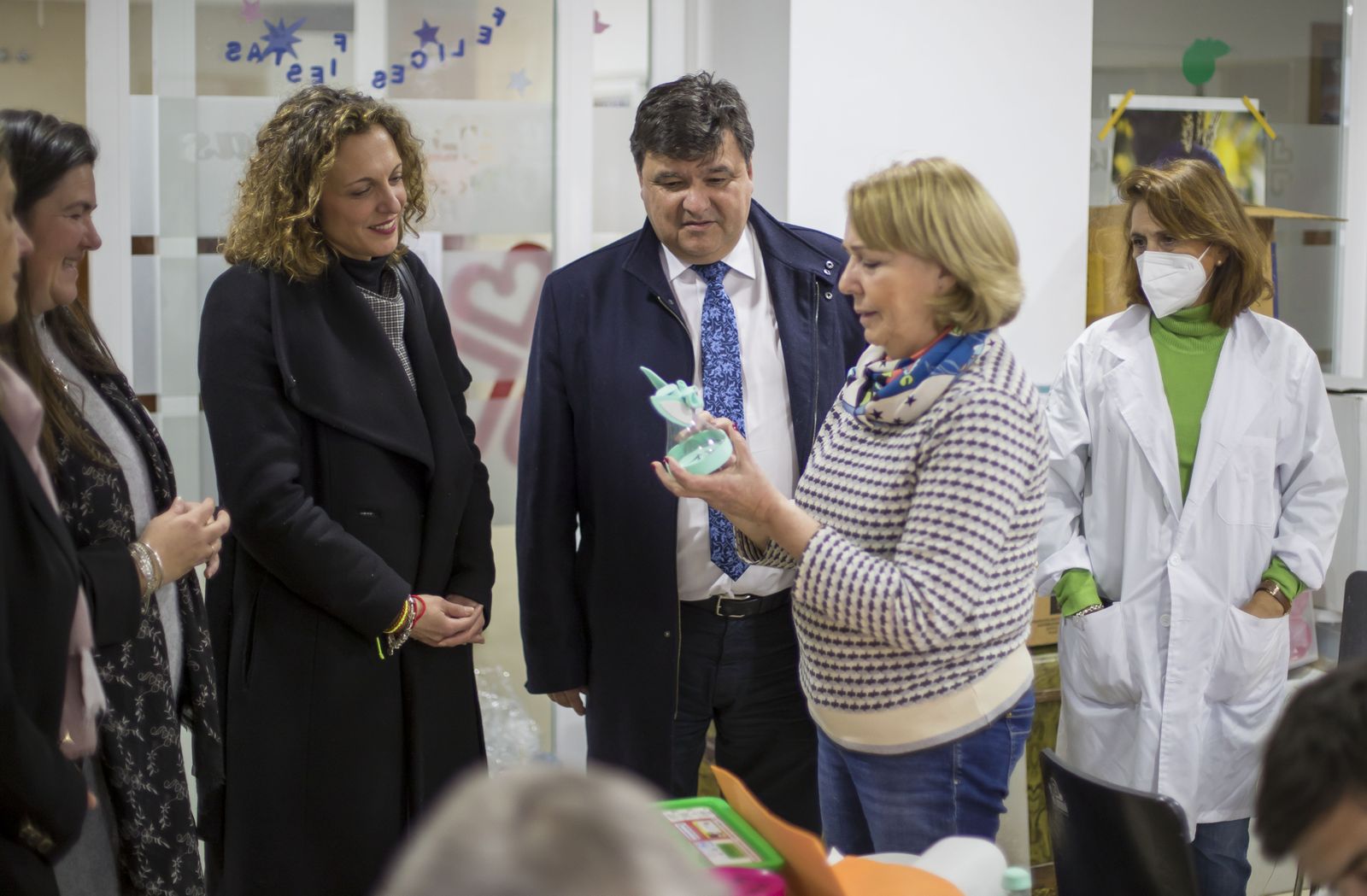 Gabriel Cruz durante su visita a Cáritas.