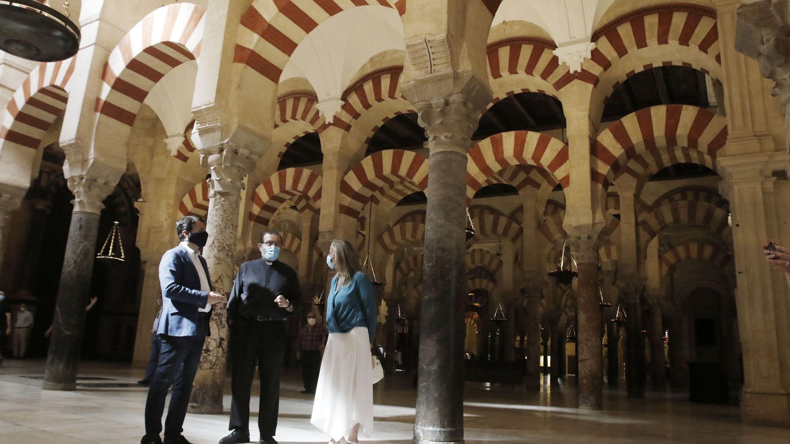 José María Bellido e Isabel Albás, junto a Fernando Cruz-Conde en el interior de la Mezquita-Catedra.