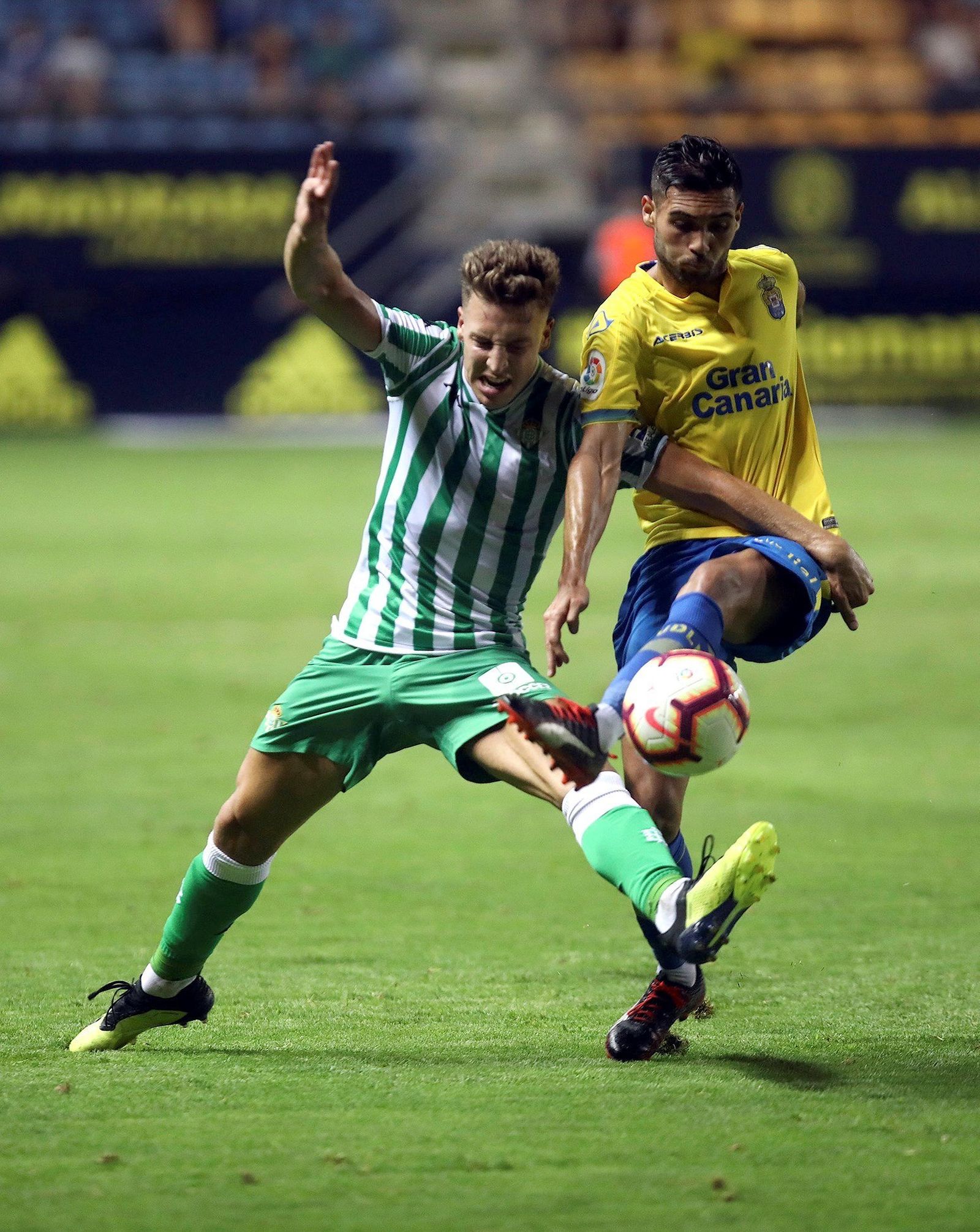 Loren pugna con un central de Las Palmas.