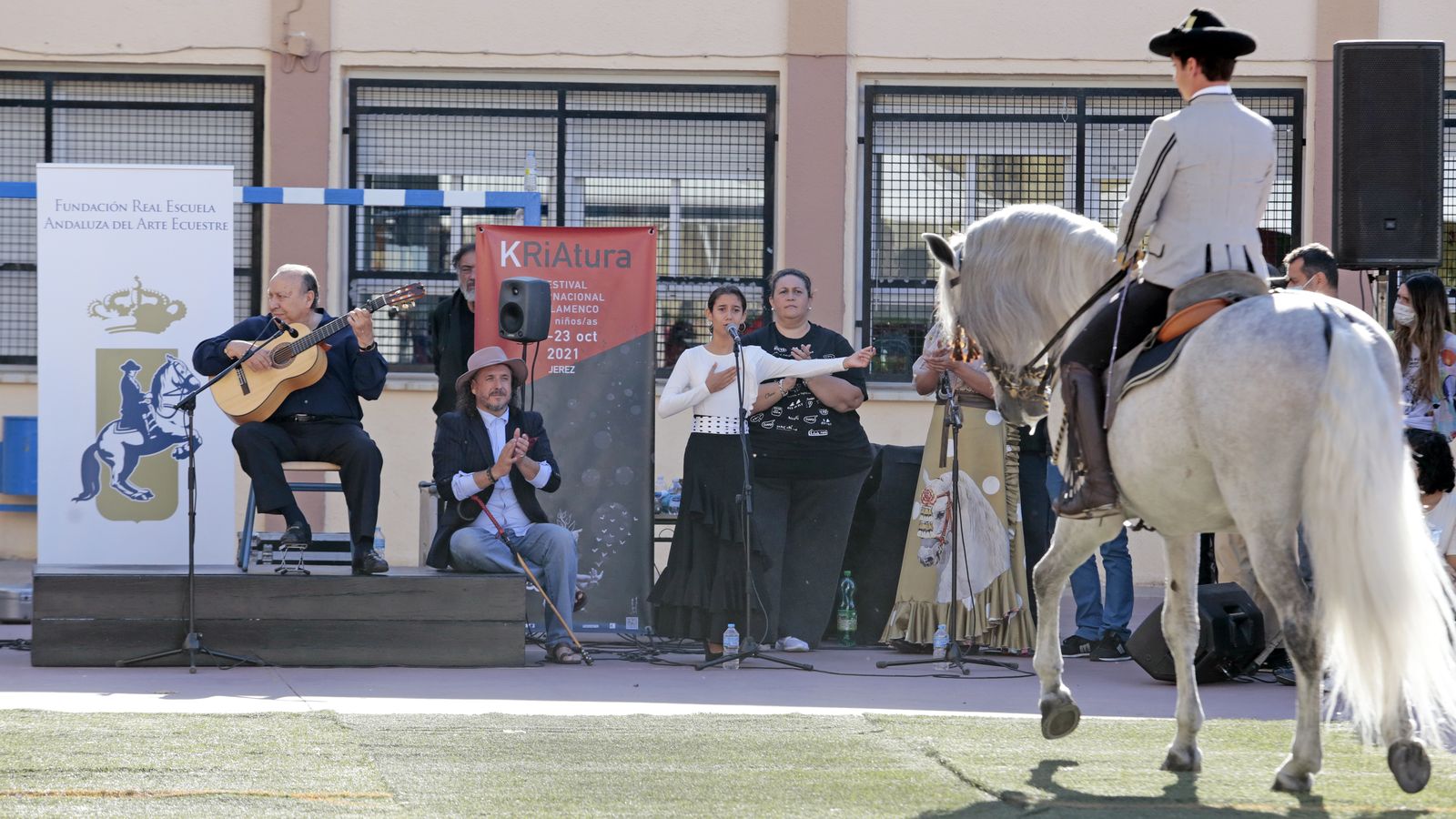 Imágenes del expectáculo de la Real Escuela y Paco Cepero en el colegio Luis Vives