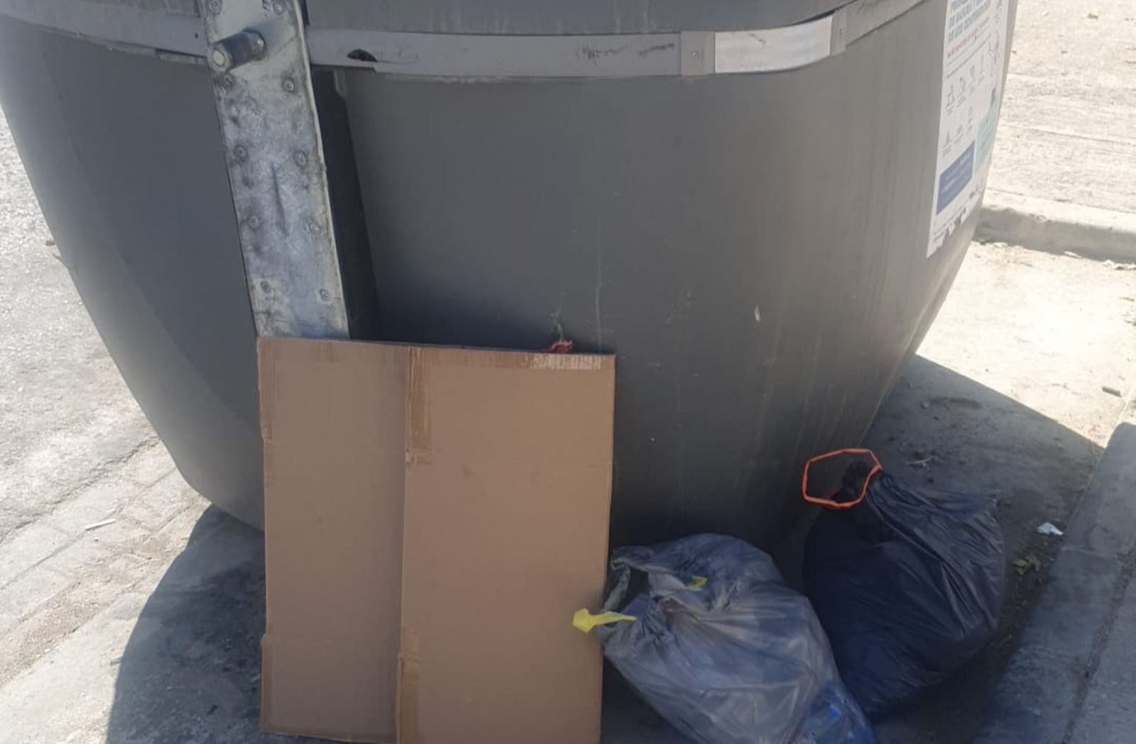 Basura fuera de uno de los contenedores de la barriada de Los Romanos.
