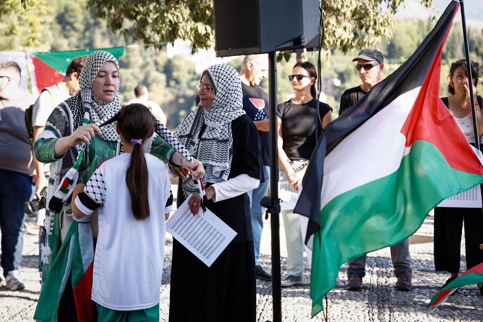 Lágrimas frente a la Alhambra, en imágenes: así se han leído en Granada los nombres de los niños muertos en Gaza