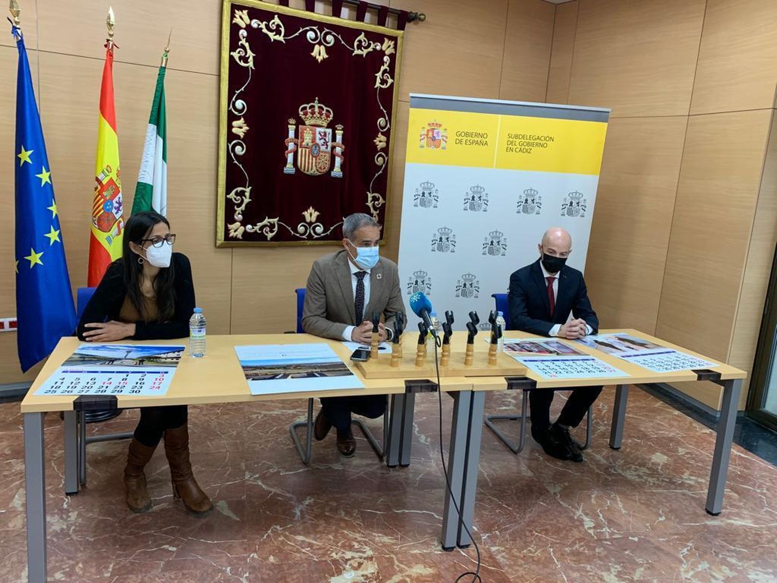 Presentación del calendario solidario en la Subdelegación del Gobierno en Cádiz.