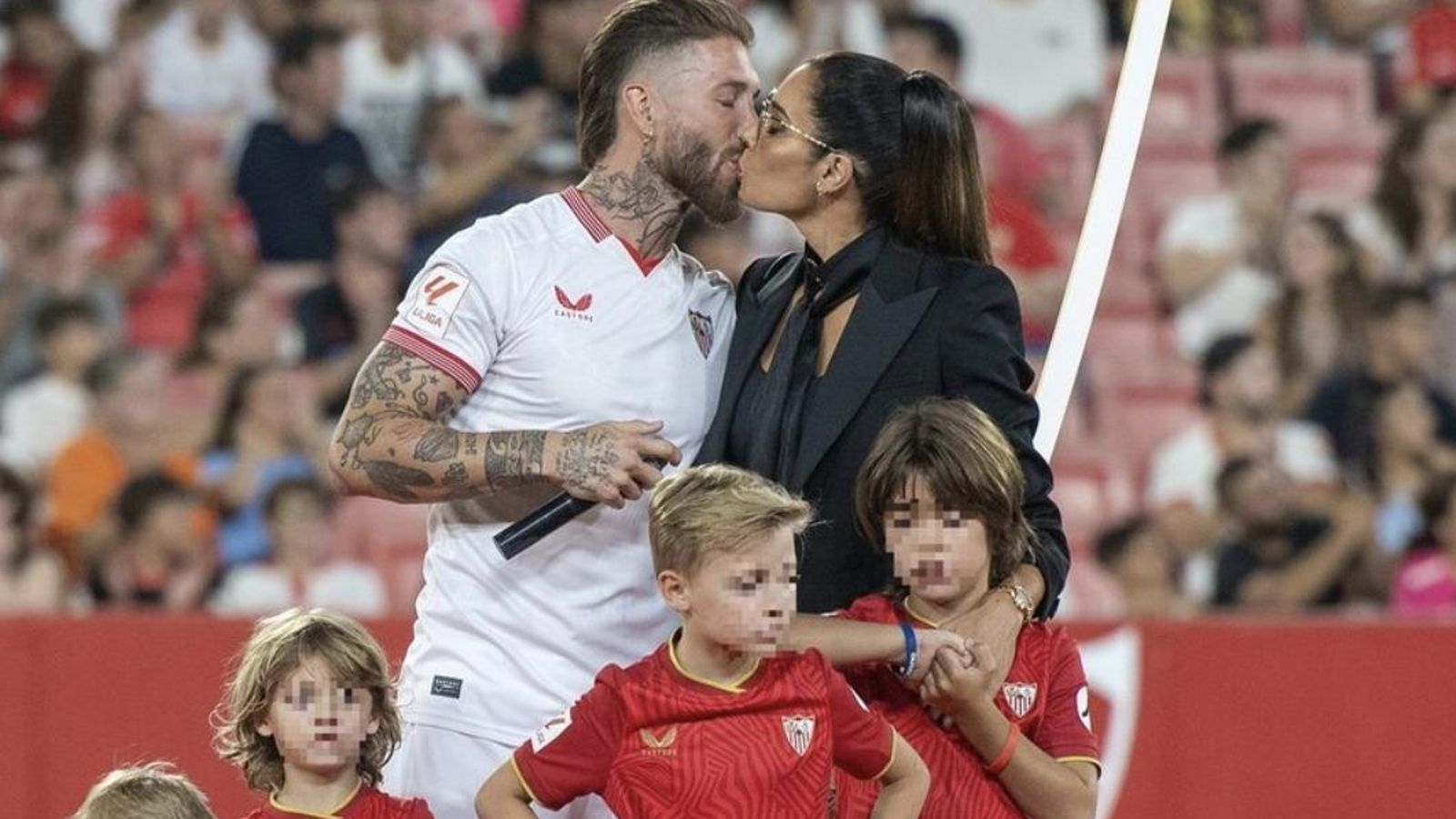 Sergio Ramos besando a Pilar Rubio en un campo de futbol Sergio Ramos besando a Pilar Rubio en un campo de futbol