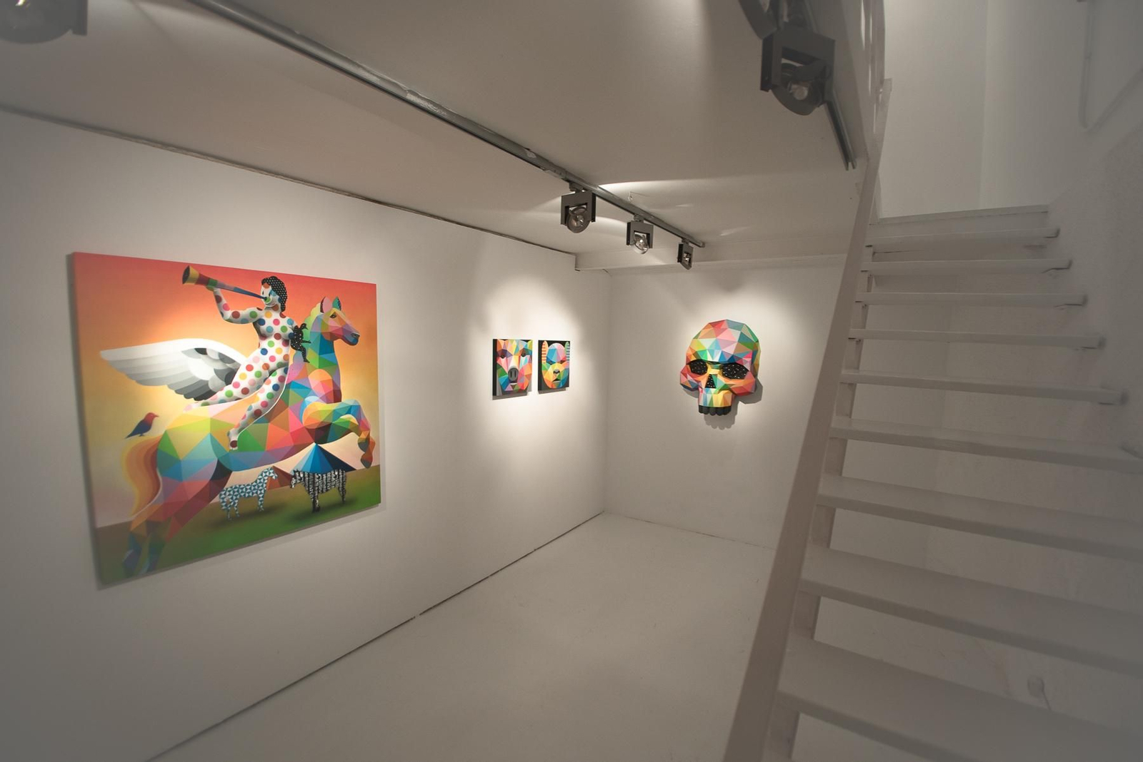 El alemán Boris Hoppek, junto a una de sus obras en la exposición 'Mañana', aún abierta en la sede sevillana.