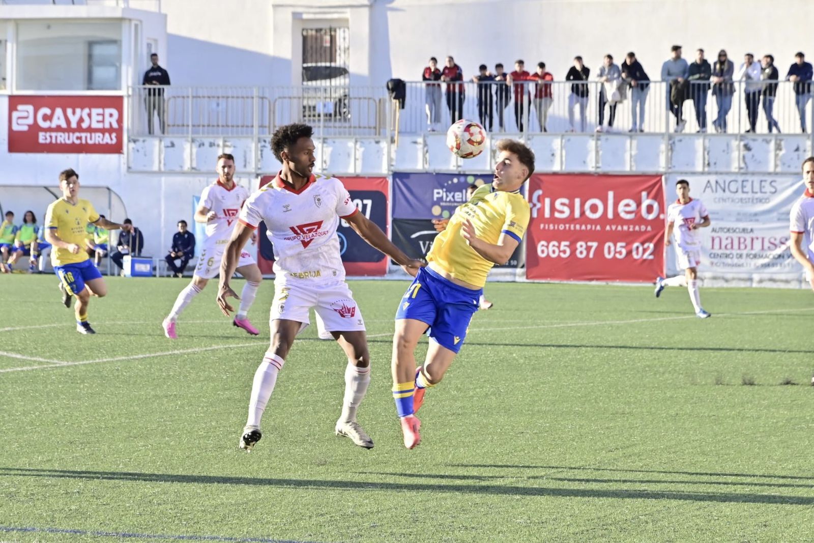 Denia trata de ganar el balón al defensa Fromsa.