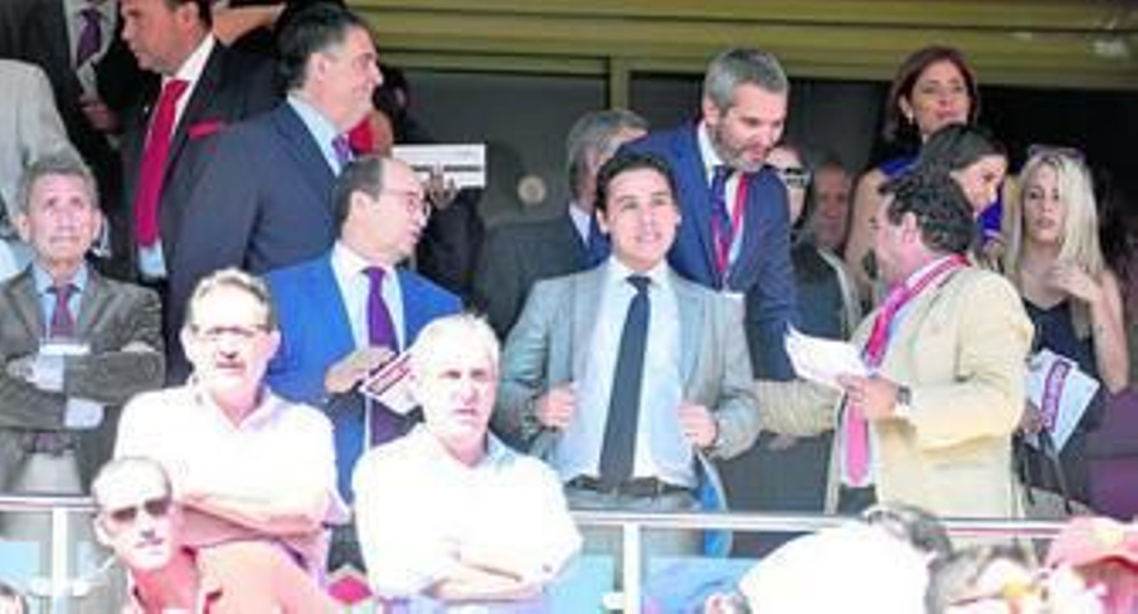 Wass y Pablo Hernández celebran el gol del danés, el 0-2, ante los cabizbajos jugadores del Sevilla.