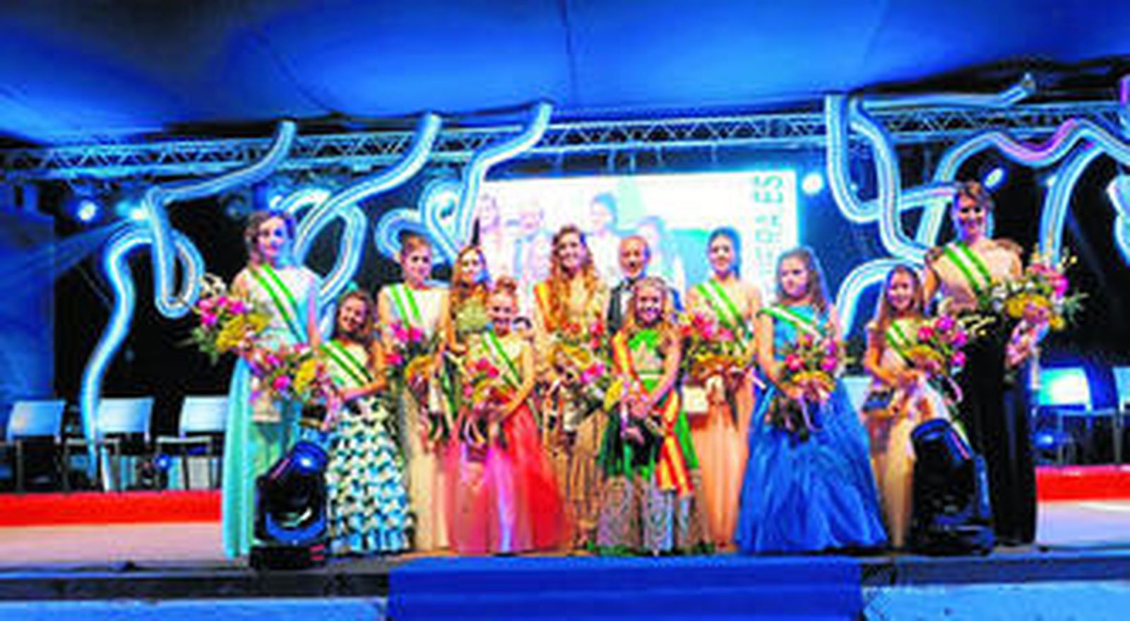 Sobre el escenario el nuevo reinado de las Fiestas 2016 de Vera en honor a su patrón San Cleofás.