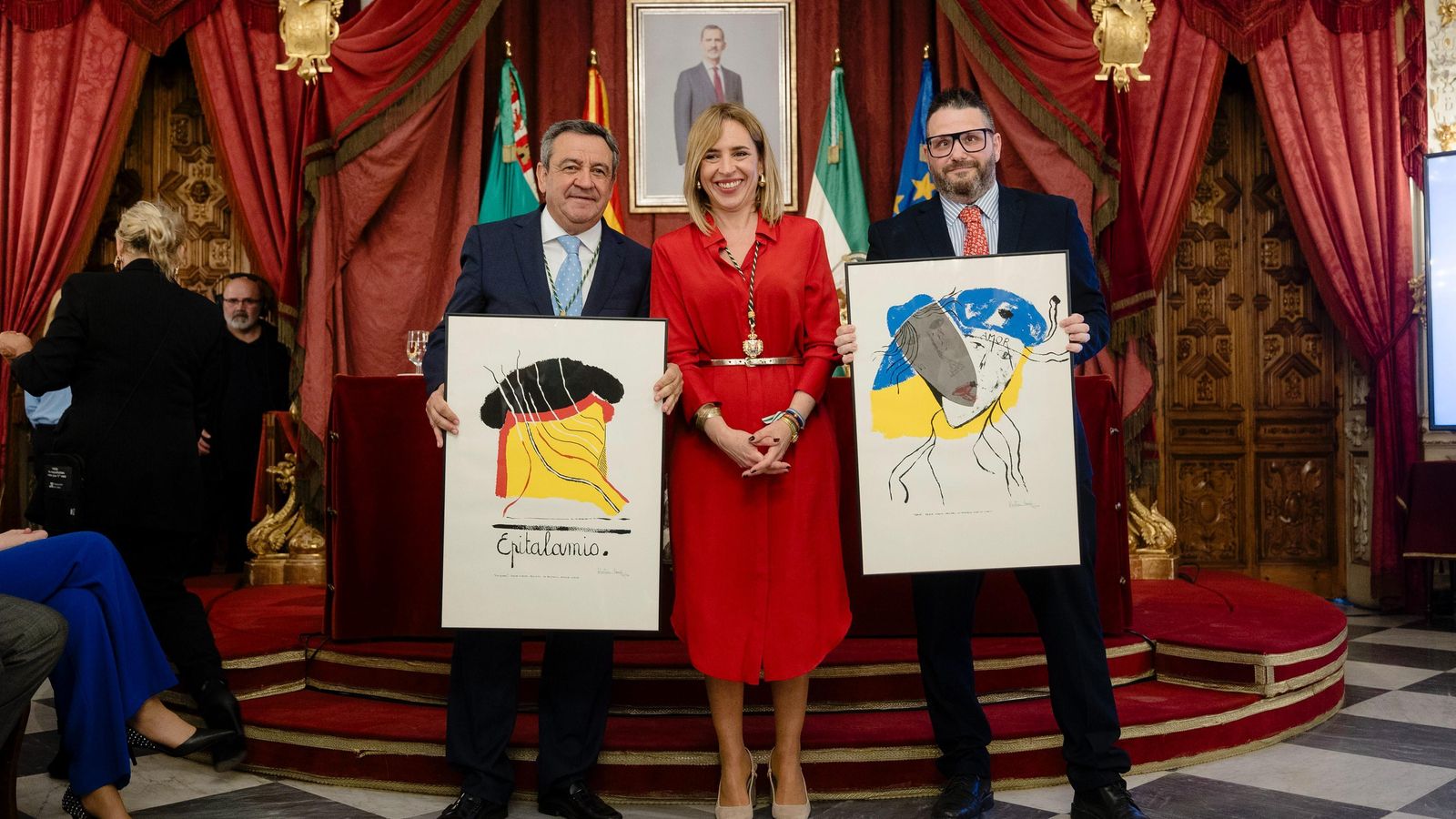 Loaiza, la presidenta y el hijo de Jesús Ruiz, Cándido, posan con el obsequio de Diputación. Loaiza, la presidenta y el hijo de Jesús Ruiz, Cándido, posan con el obsequio de Diputación.