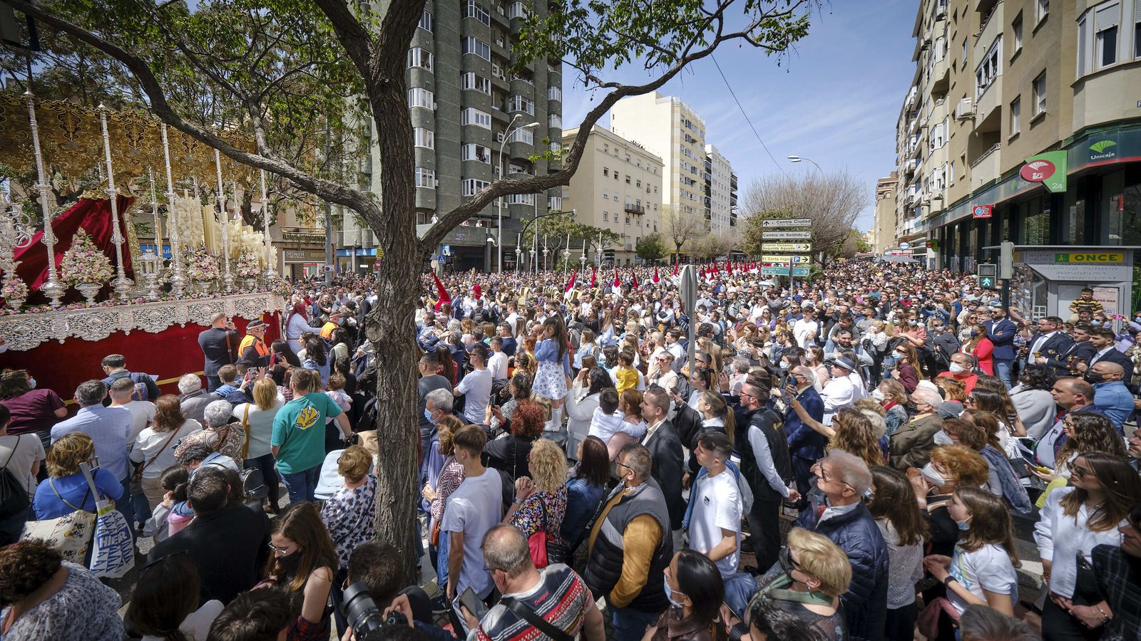 Las emociones brotan en el regreso de la Borriquita a las calles. El exterior de la iglesia de San José se llena de un público con muchas ganas de procesiones tras el parón obligado por la pandemia.