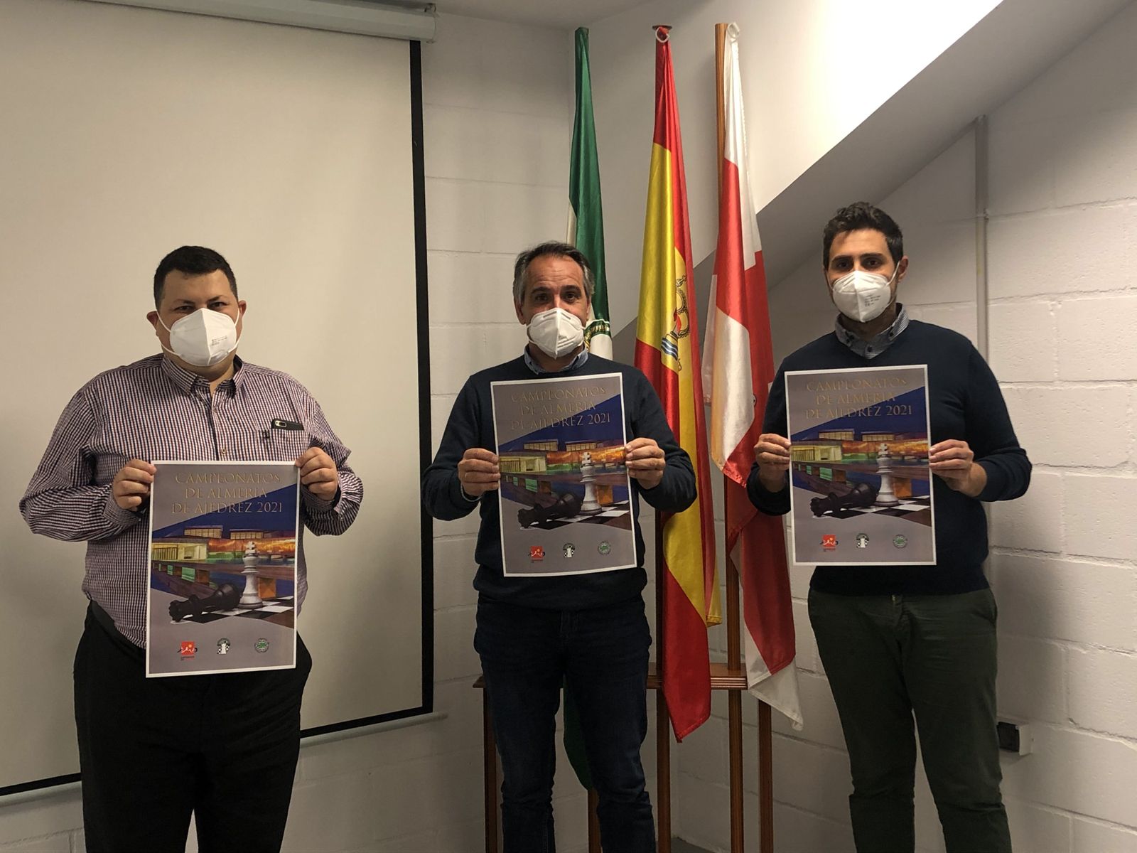 El concejal de deportes, Juanjo Segura, con los organizadores del evento