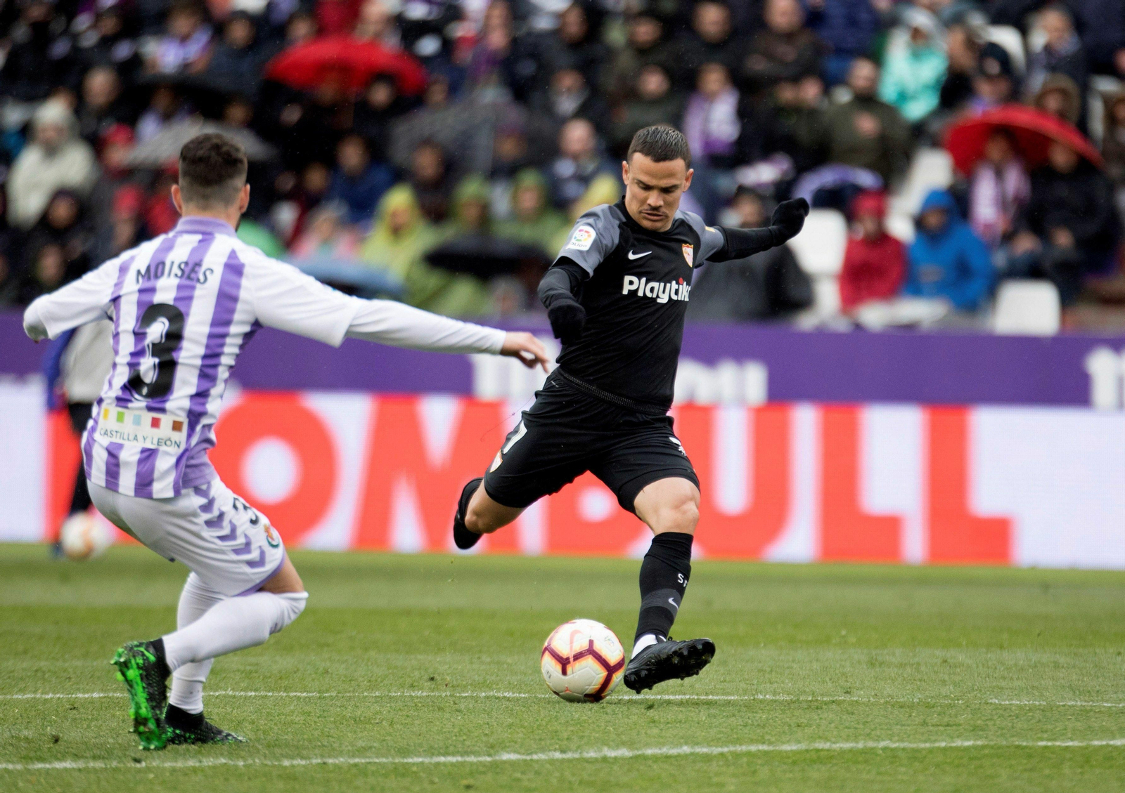 Roque Mesa, a punto de disparar en un partido del curso pasado ante el Valladolid.