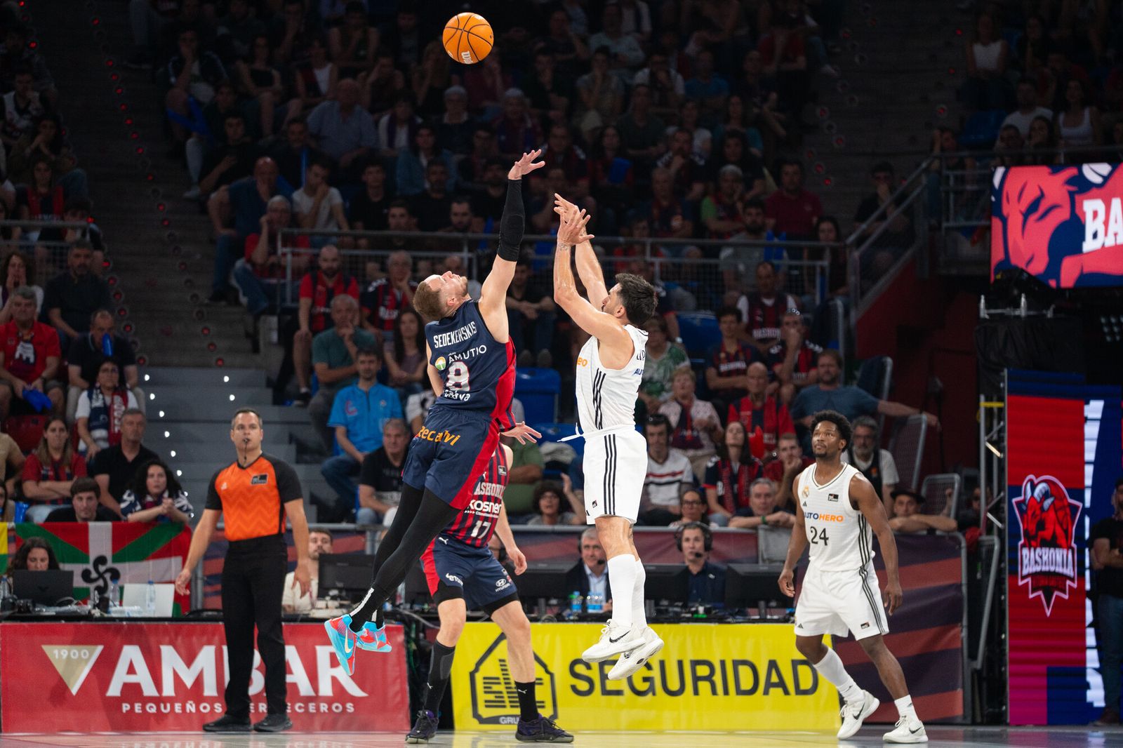 El Madrid tumba al Baskonia y espera a Unicaja o Barcelona en semifinales