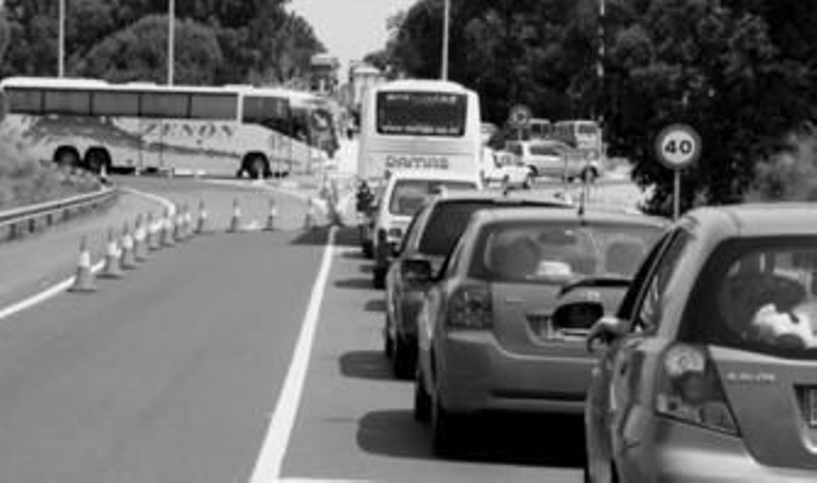 La circulación prácticamente se paralizó en el acceso al puente del Tinto desde la carretera de Mazagón. La circulación prácticamente se paralizó en el acceso al puente del Tinto desde la carretera de Mazagón.