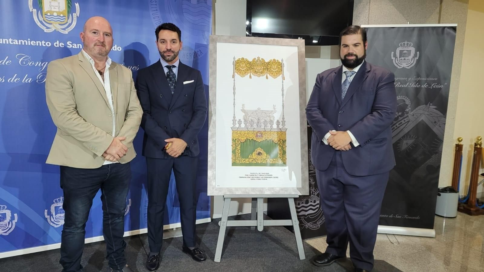 De izquierda a derecha, el orfebre Ricardo Muñoz, el diseñador Curro Claros y el hermano mayor de la cofradía, Jesús Rodríguez Quijano.