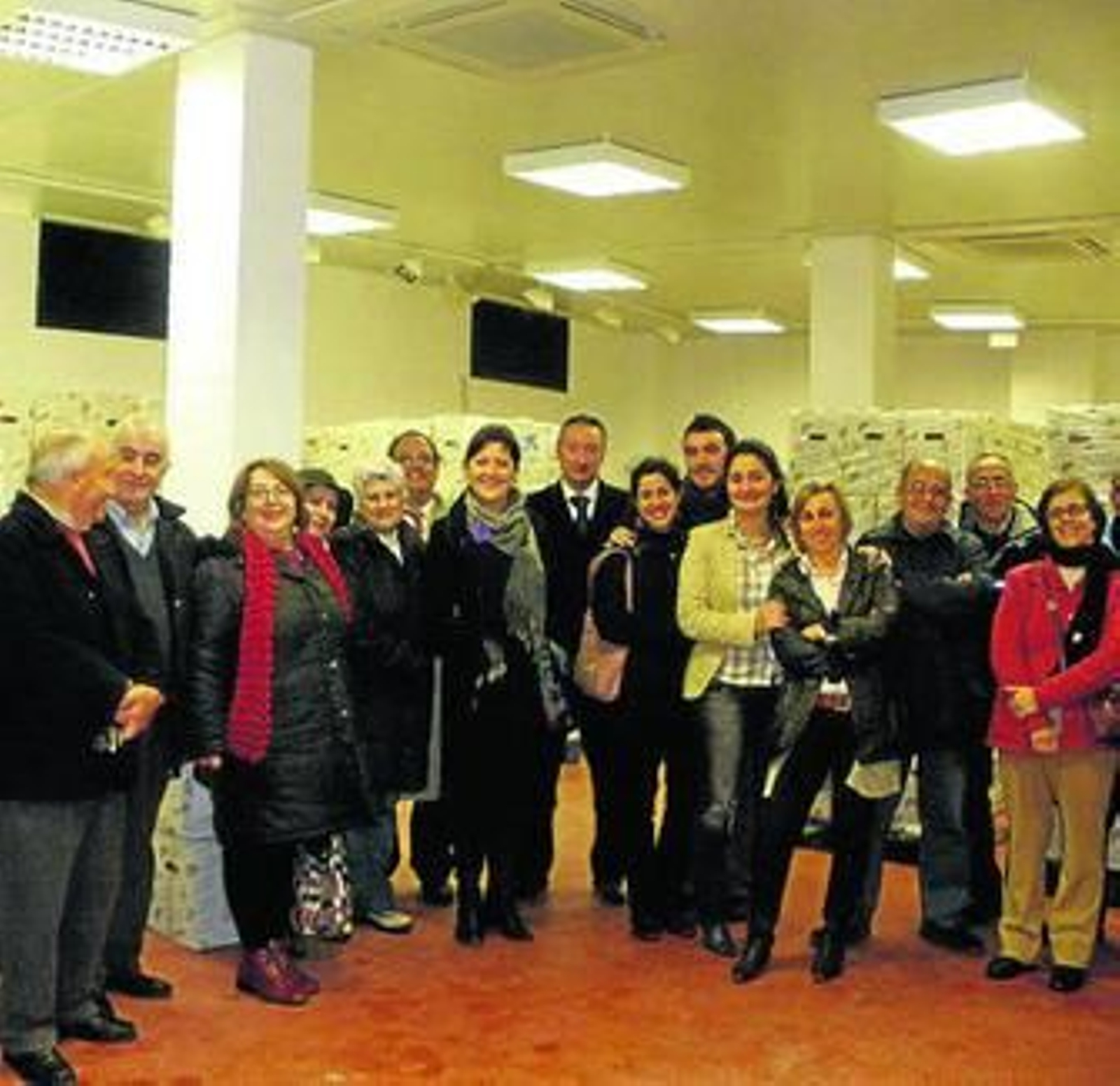 Un momento de la entrega de las cajas de alimentos.
