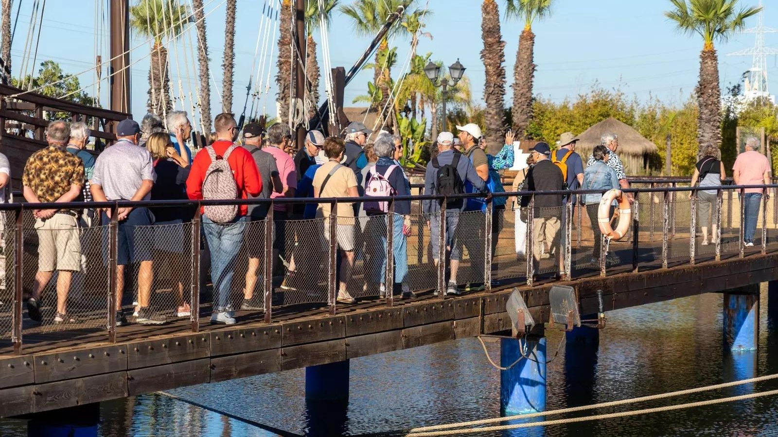Varias personas visitando el Muelle de las Carabelas durante la jornada de puertas abiertas de este sábado.